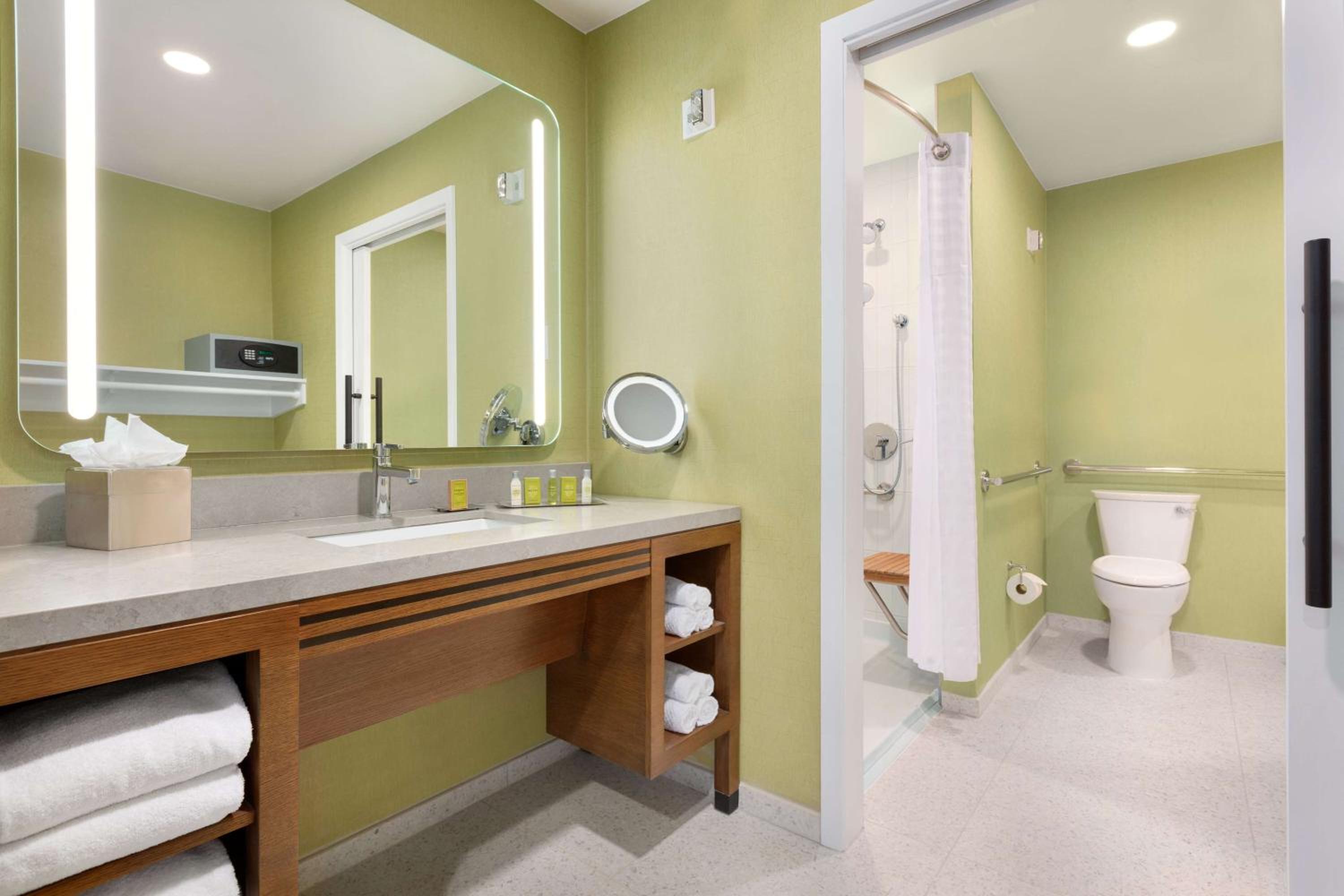 King Room with Roll-In Shower - Mobility and Hearing Access - Photo 4