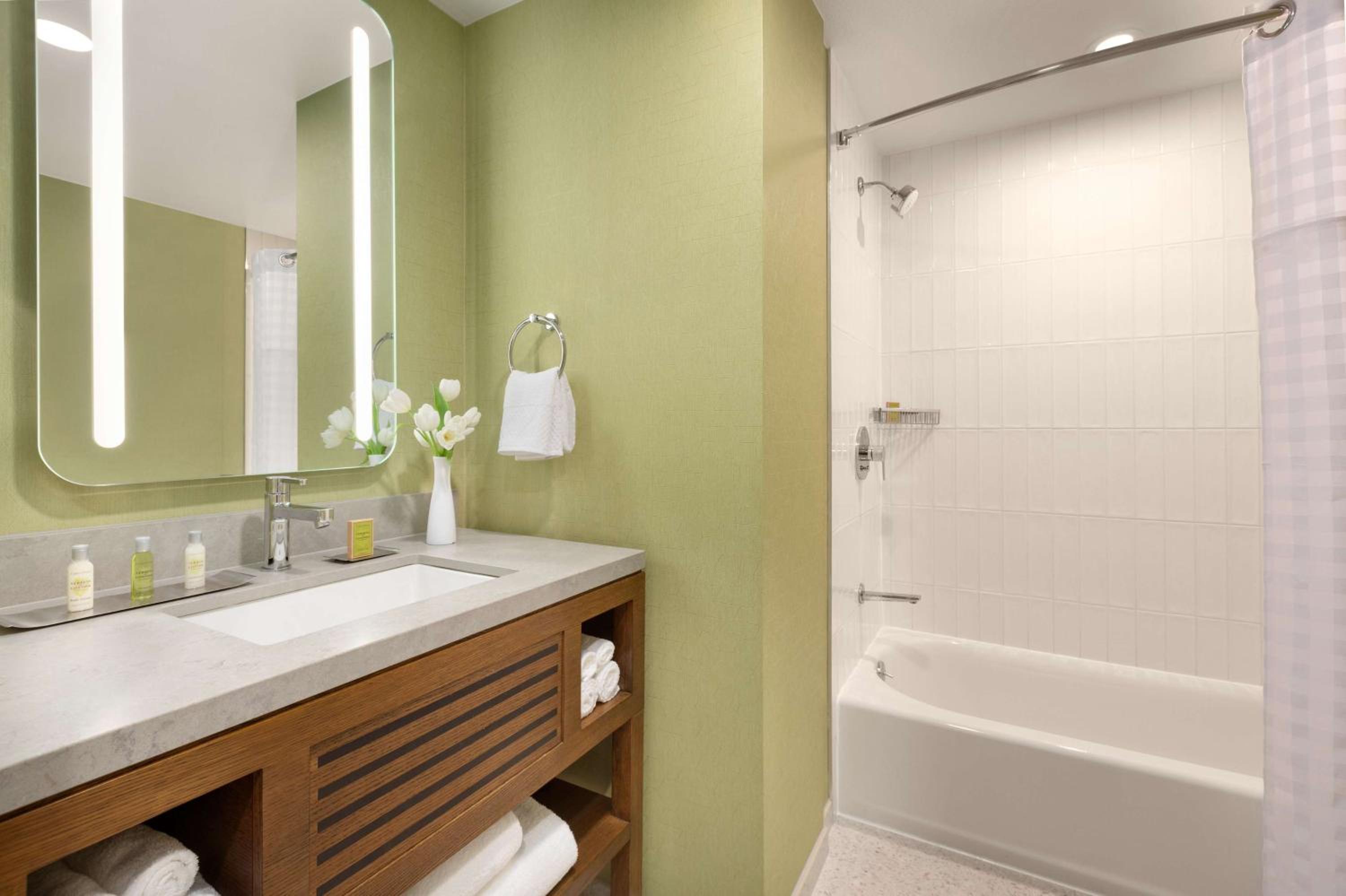 Queen Room with Two Queen Beds and Bath Tub - Photo 3