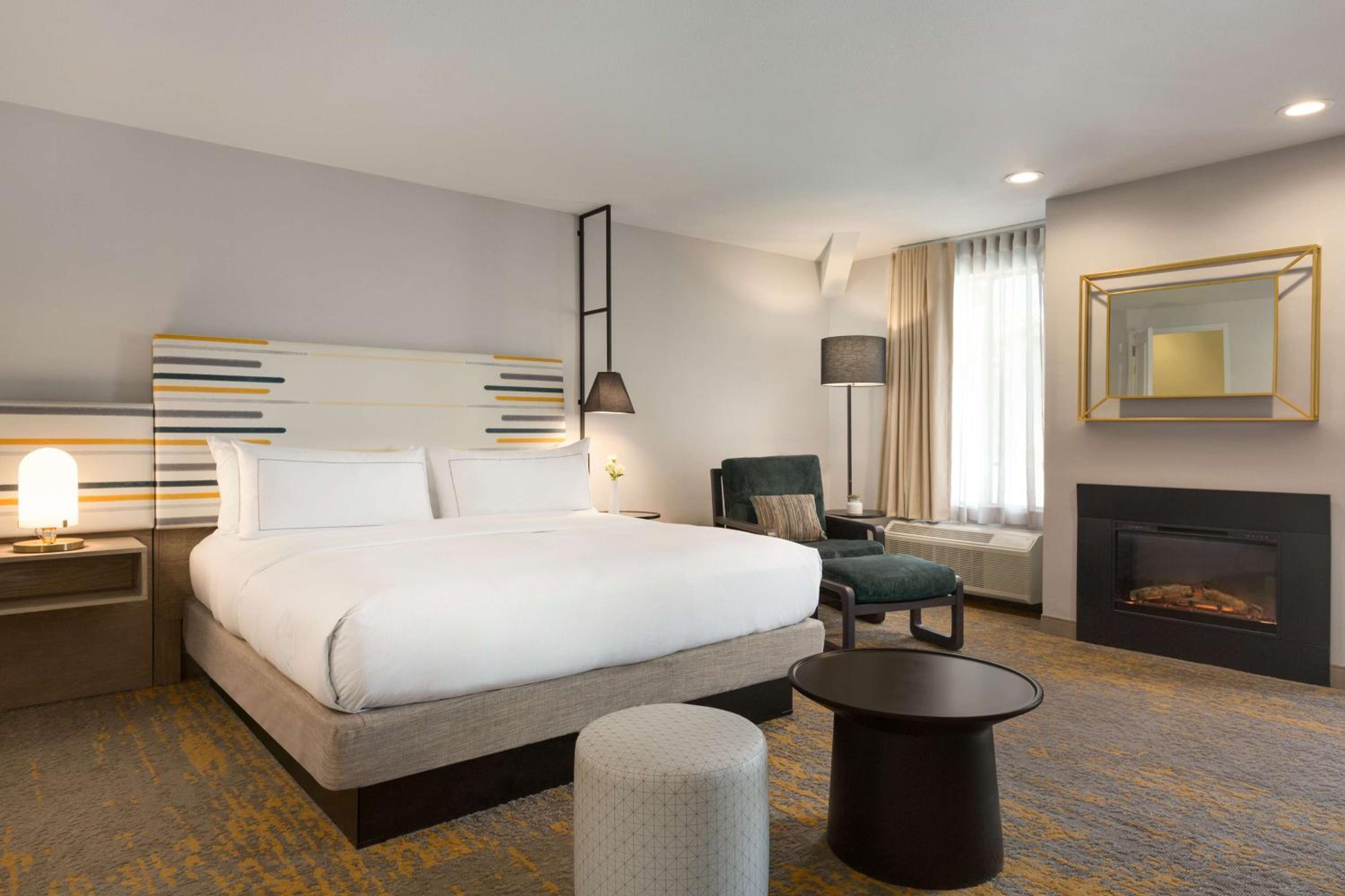 Junior Suite with Balcony - Photo 4