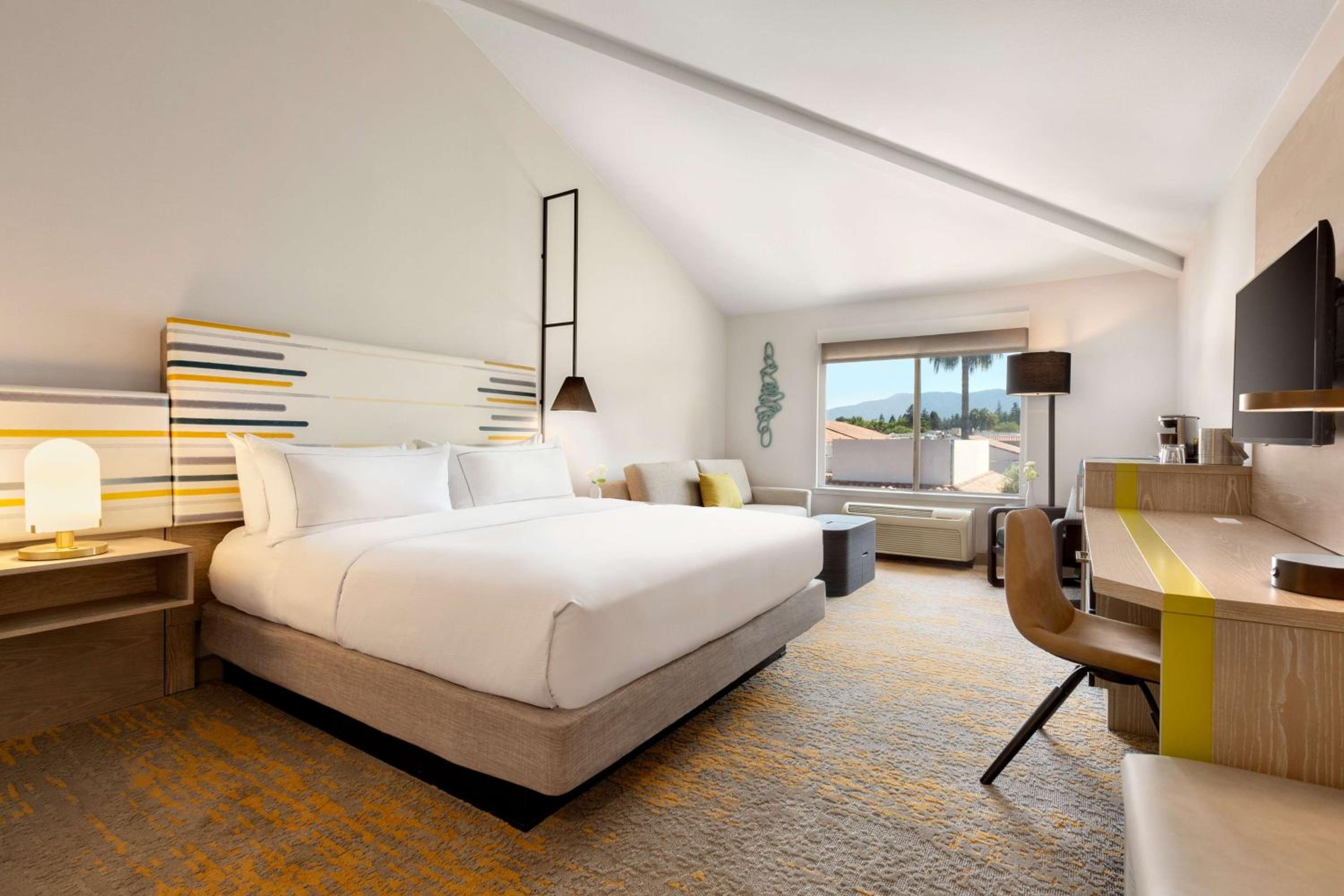 Deluxe King Room with Sofa Bed - Photo 2