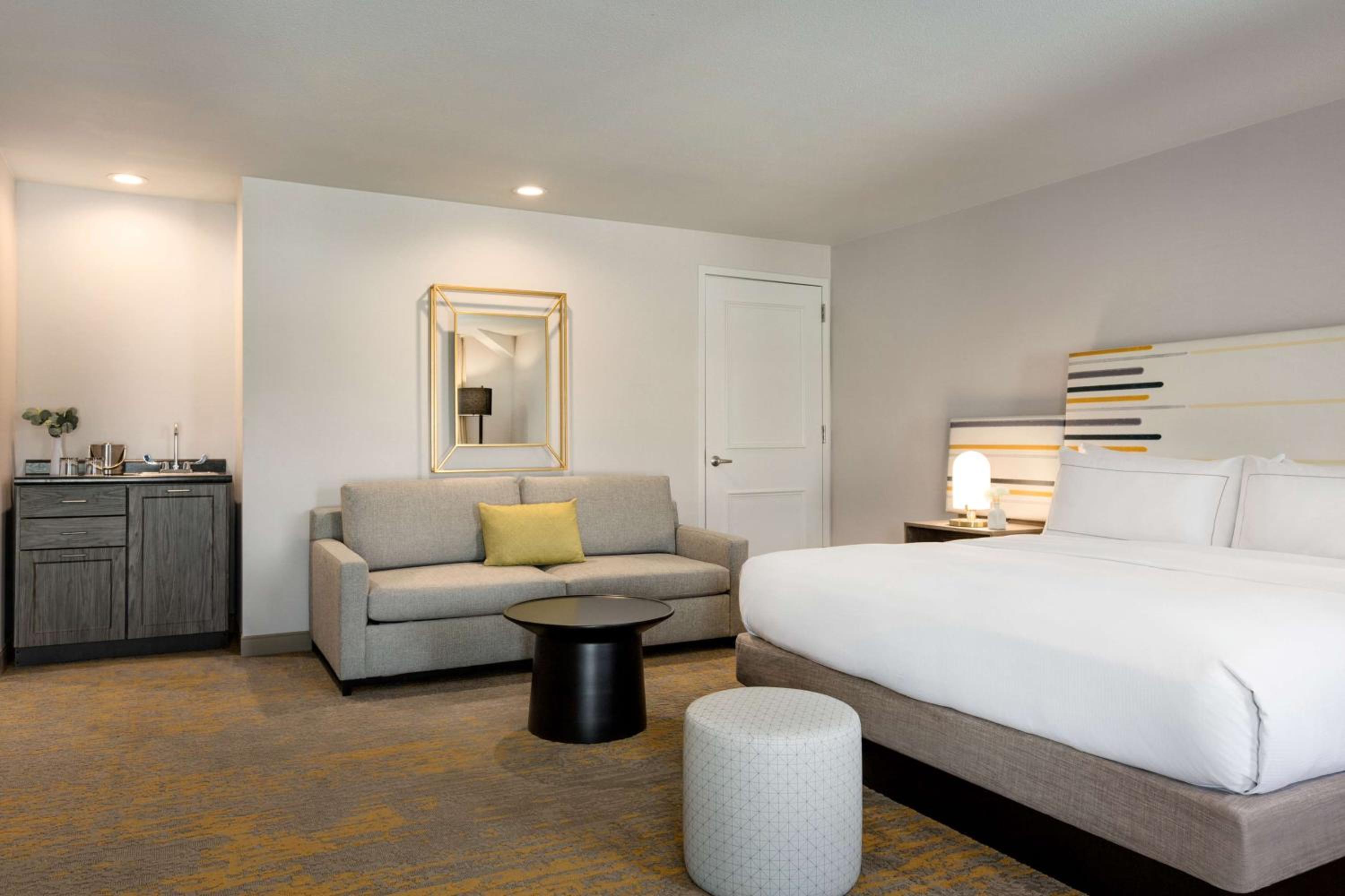 Junior Suite with Balcony - Photo 3
