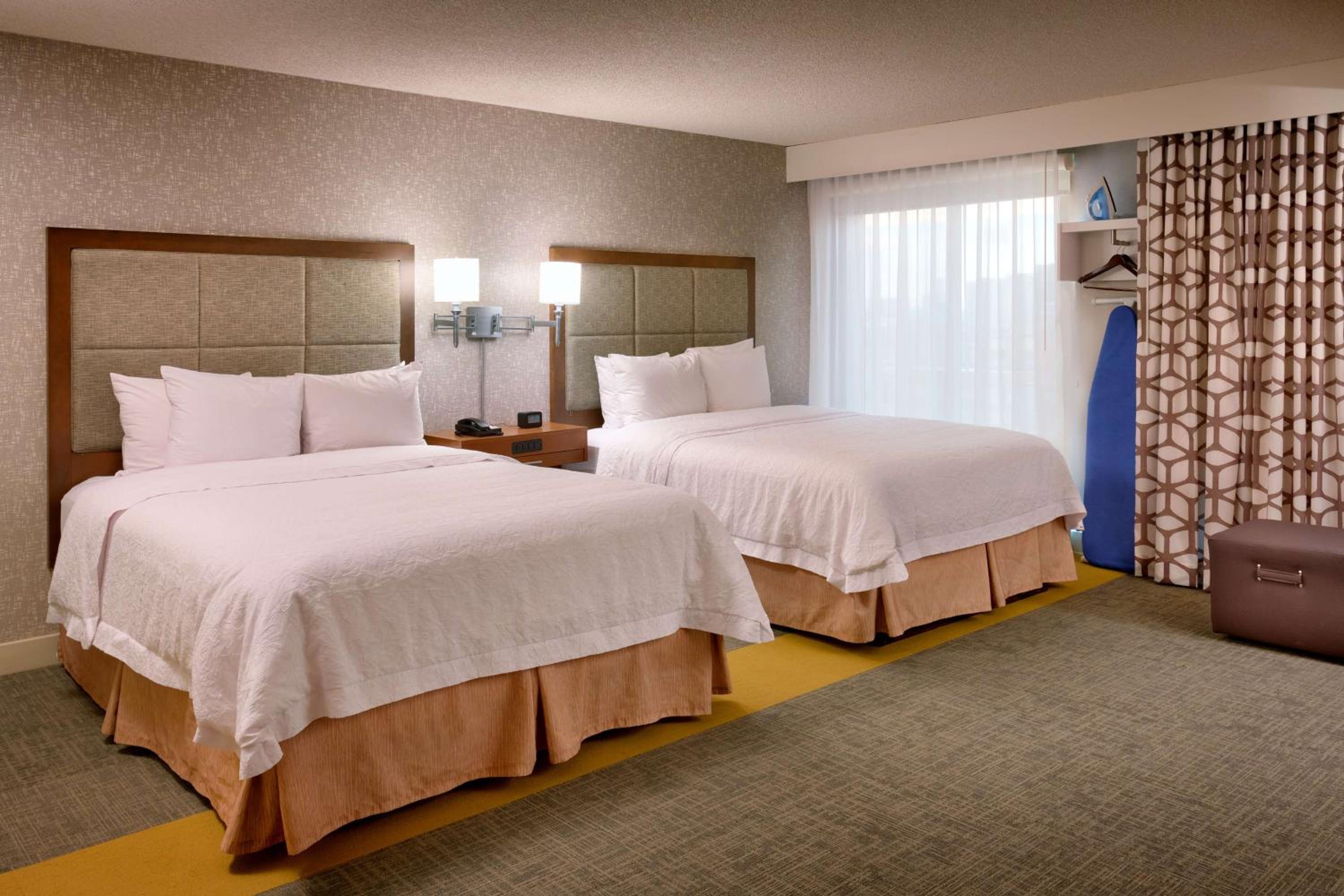 Queen Room with Two Queen Beds - Disability Access/Non-Smoking - Photo 4