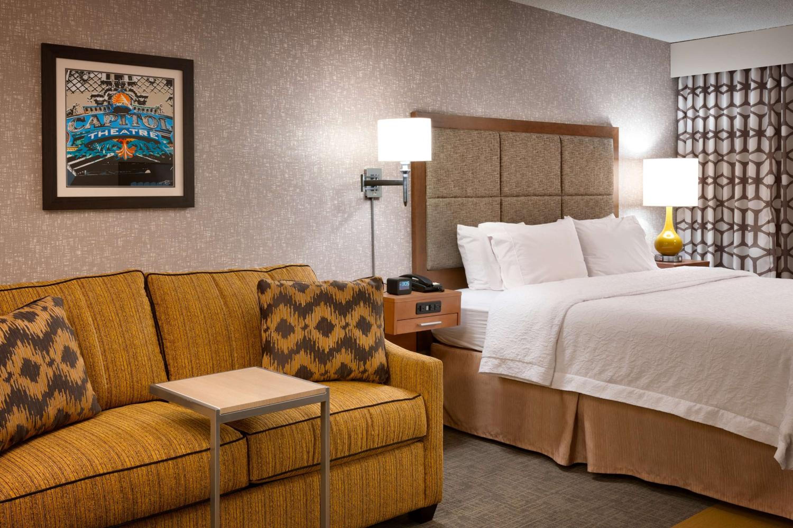 King Room with Sofa Bed - Photo 2