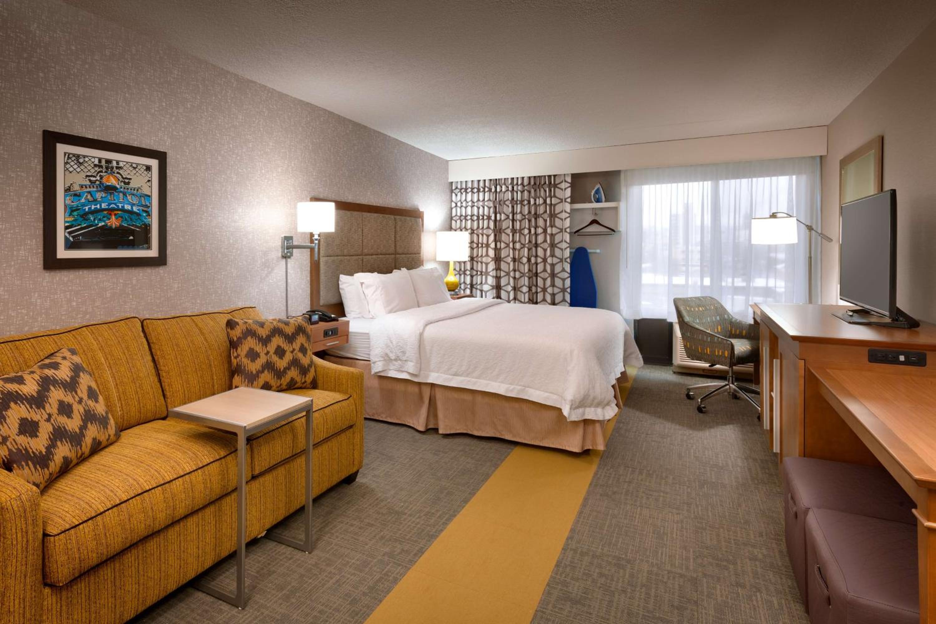 King Room with Sofa Bed - Photo 3
