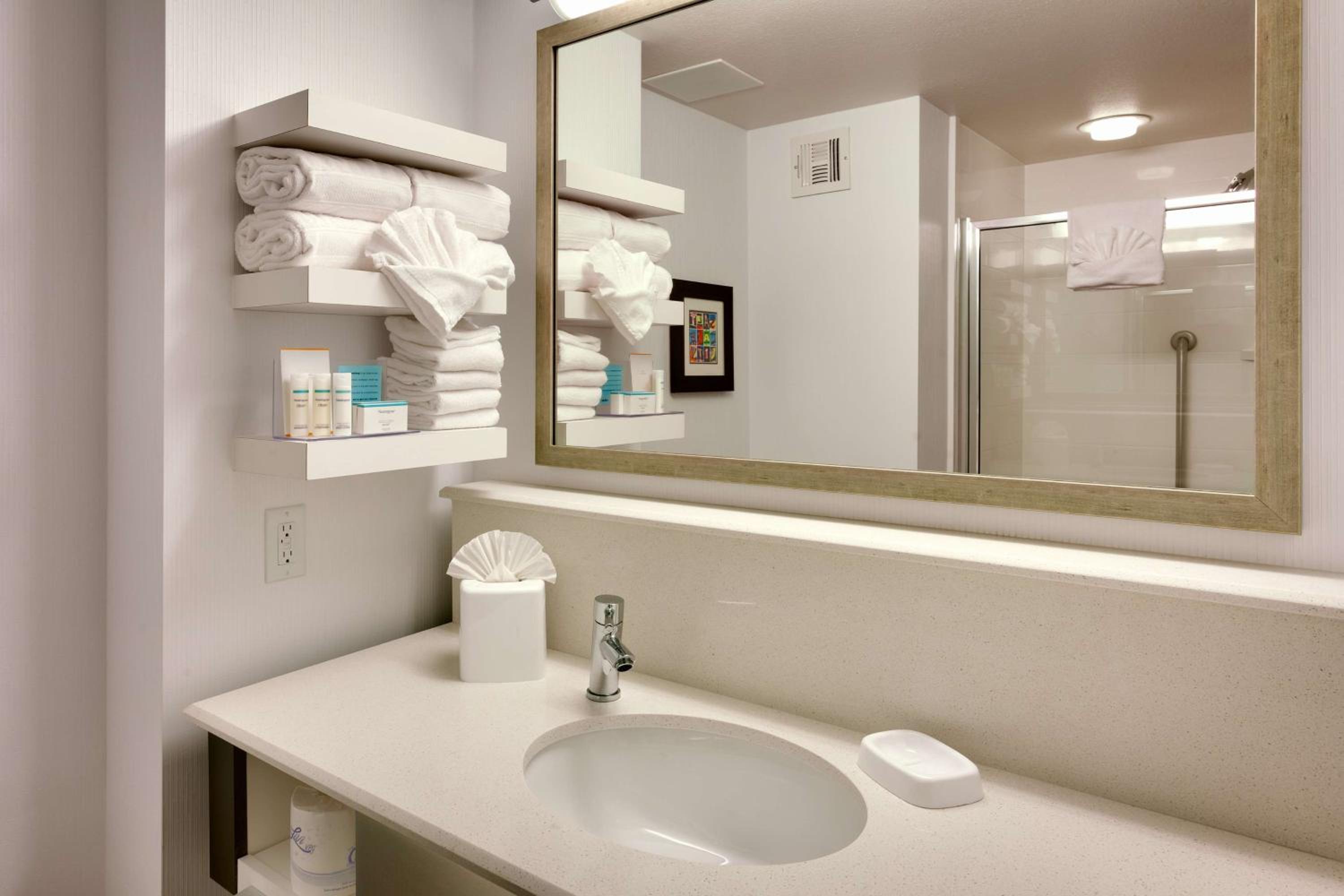 Studio King Suite - Photo 5