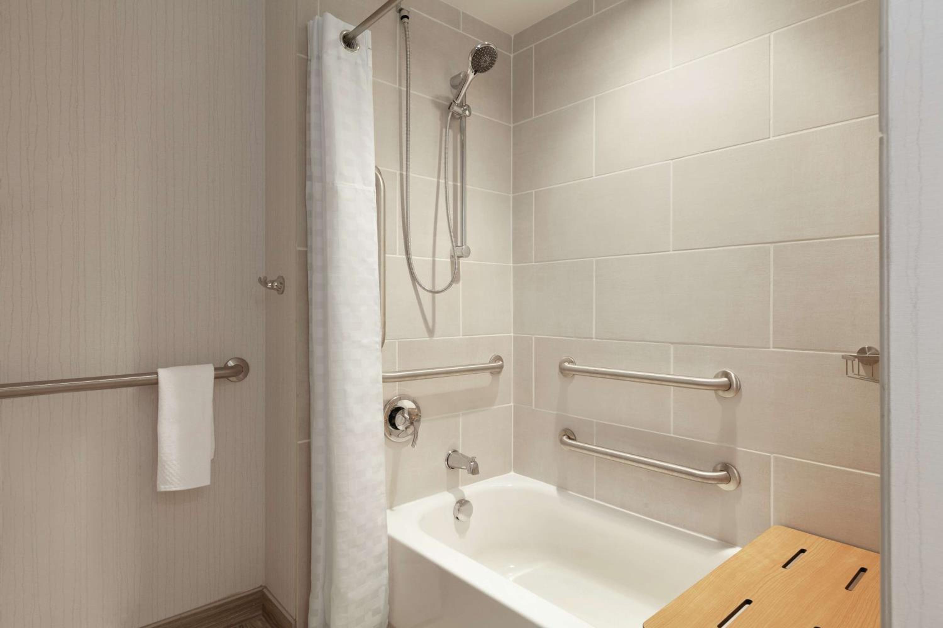 Two-Room Suite with Two Queen Beds - Mobility Access photo 2