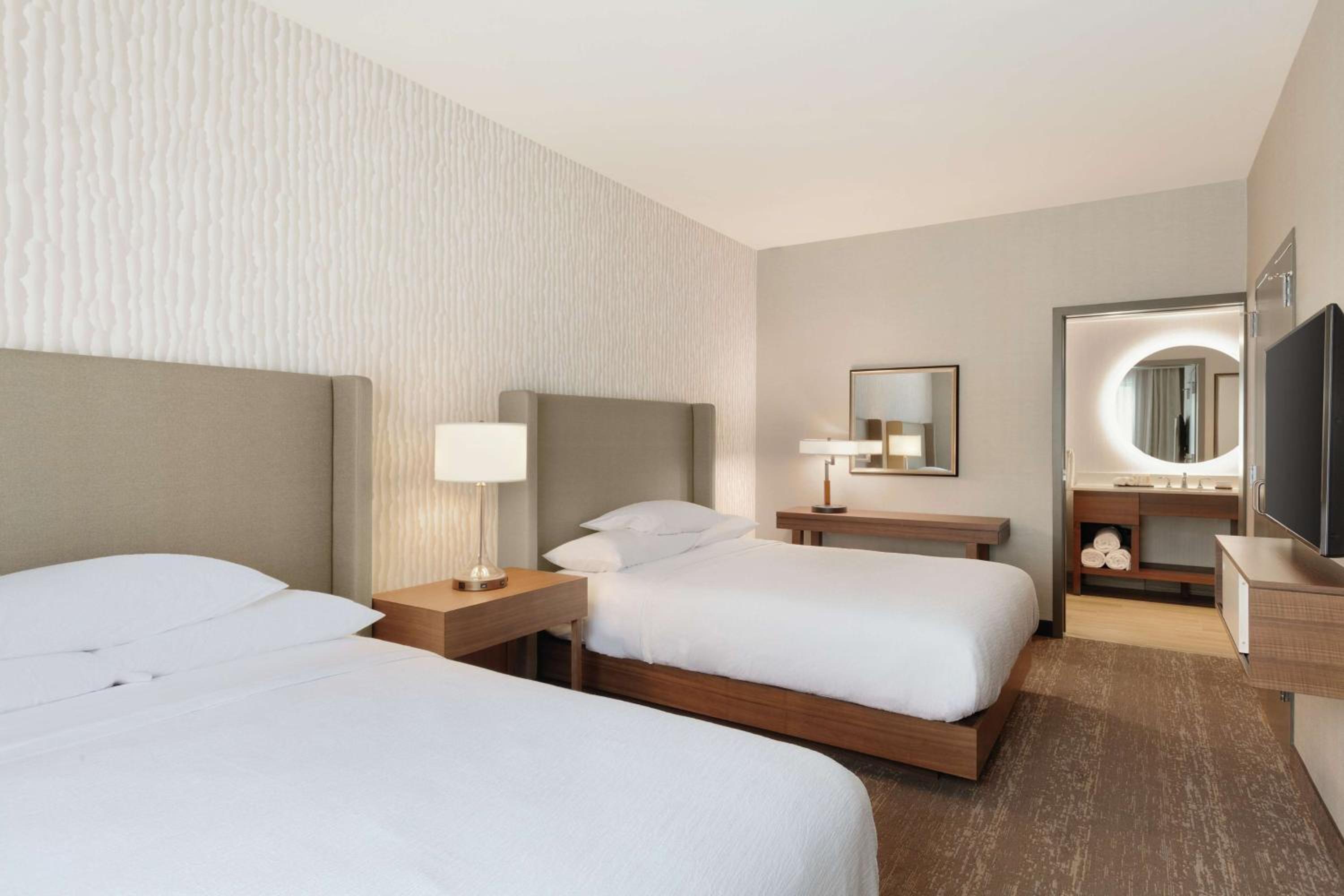 Two-Room Queen Suite with Two Queen Beds - Hearing Access photo 3