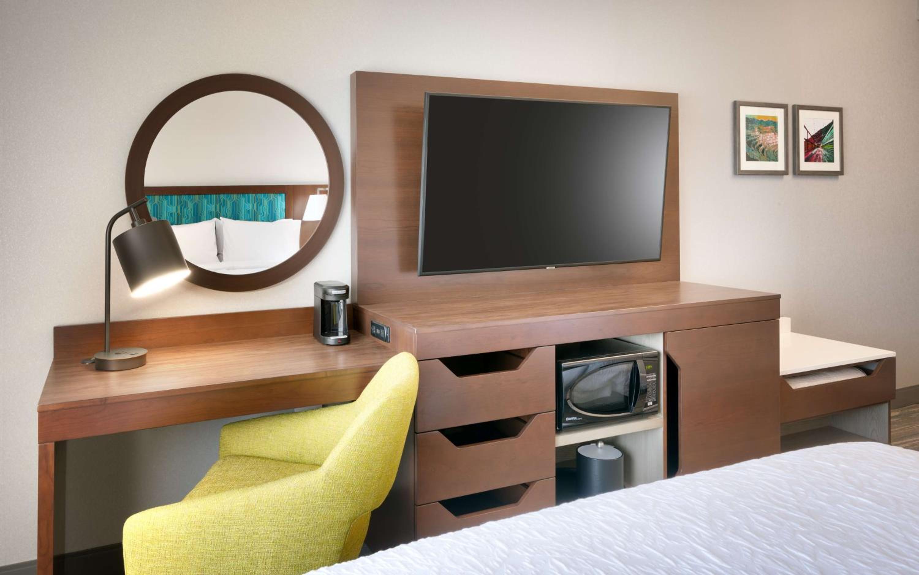 Queen Room with Two Queen Beds - Photo 2