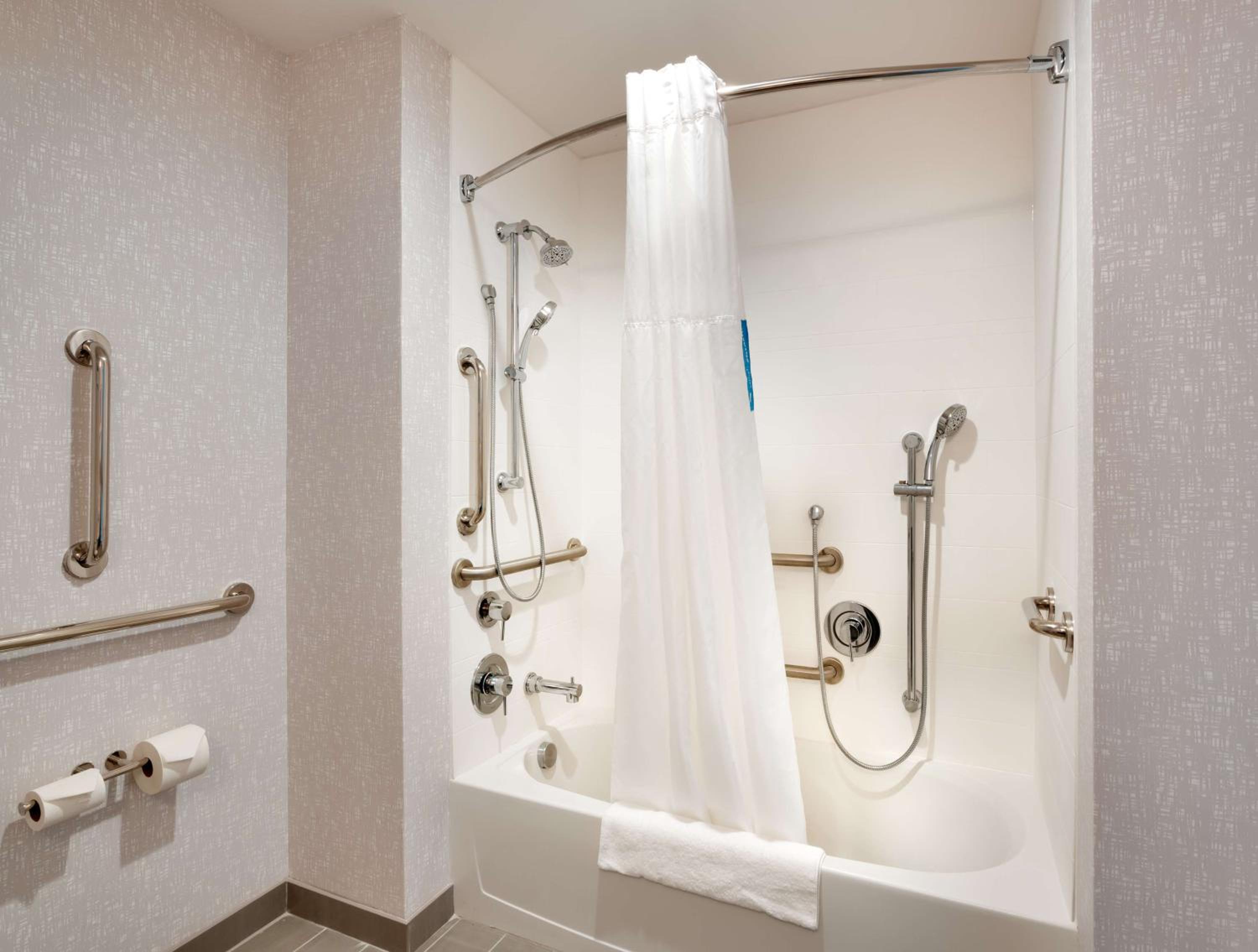 Queen Room with Bath Tub - Mobility Access/Non-Smoking - Photo 4