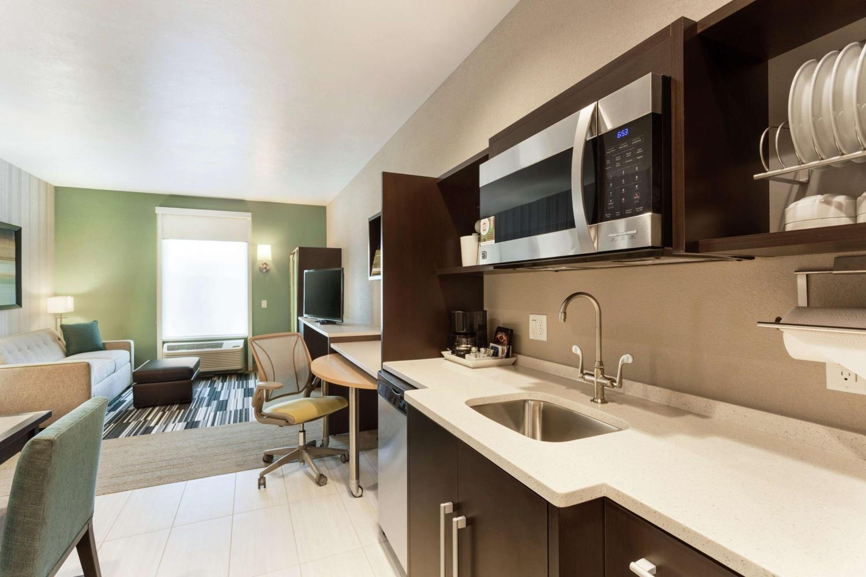 One-Bedroom King Suite - Non-Smoking photo 2