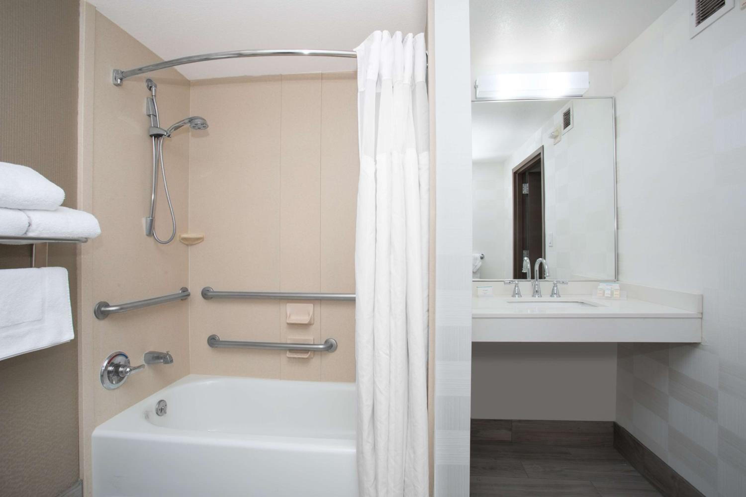 King Room with Tub - Mobility and Hearing Access - Photo 3