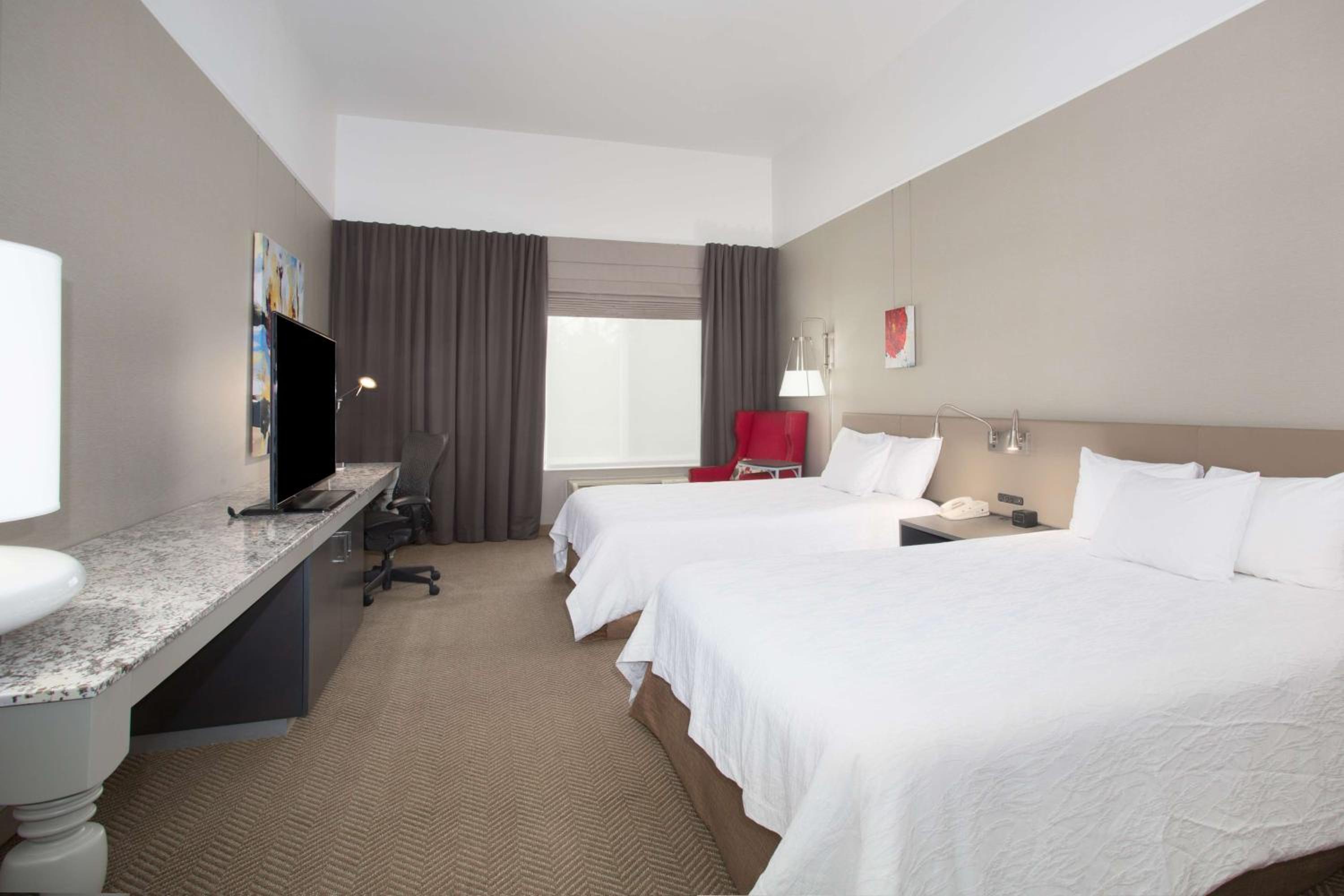 Queen Room with Two Queen Beds - Photo 4