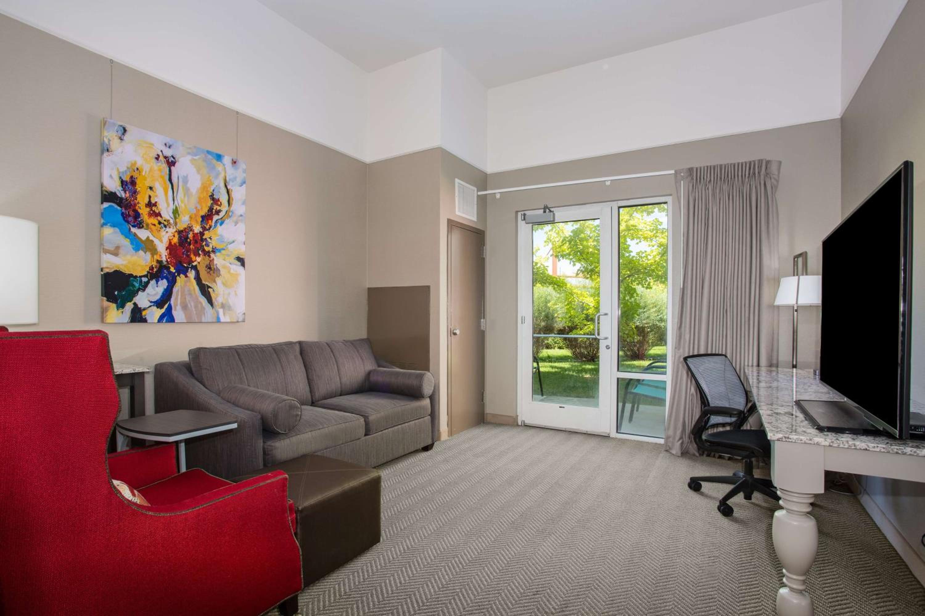 One-Bedroom Suite - Photo 1