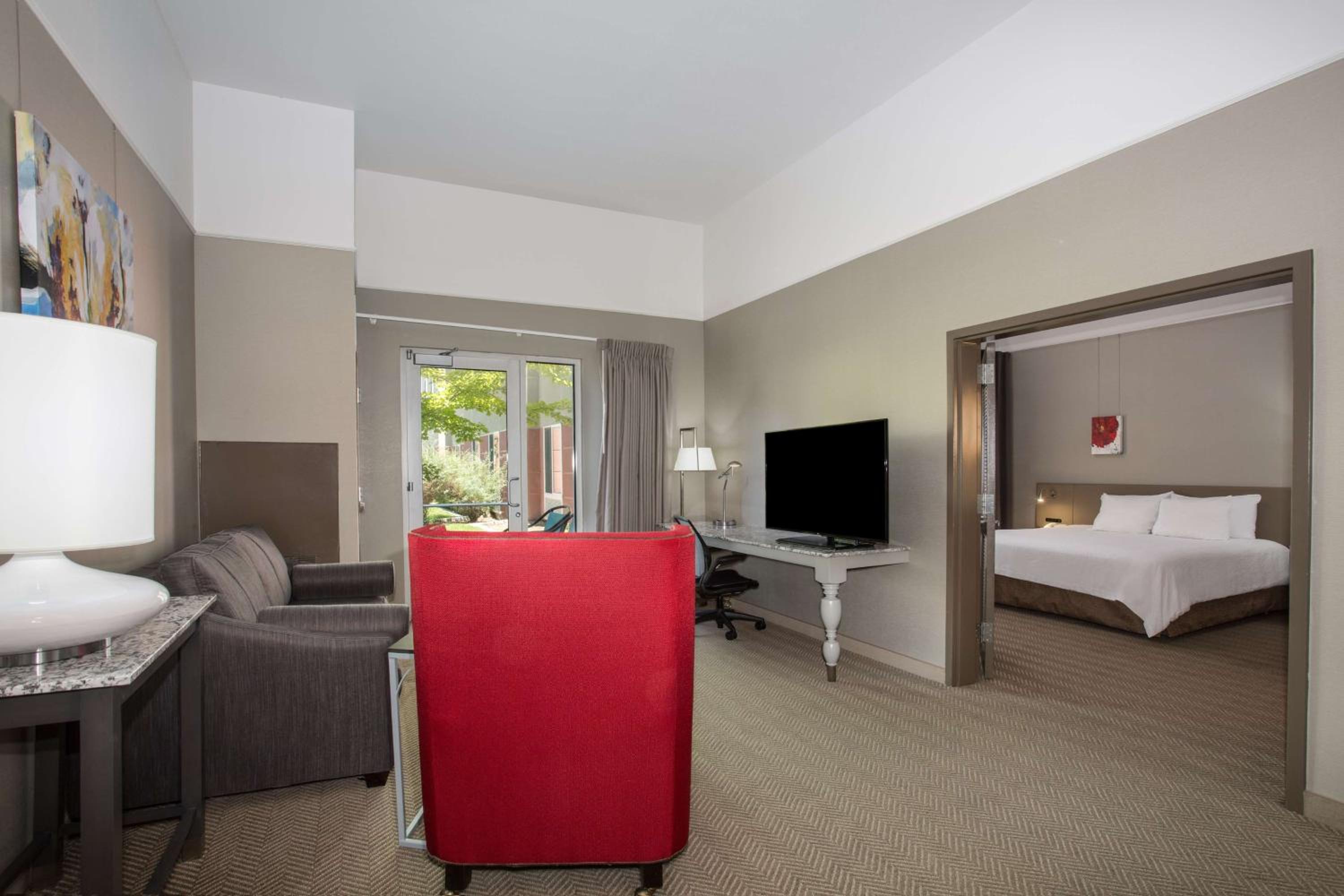 One-Bedroom Suite - Photo 4
