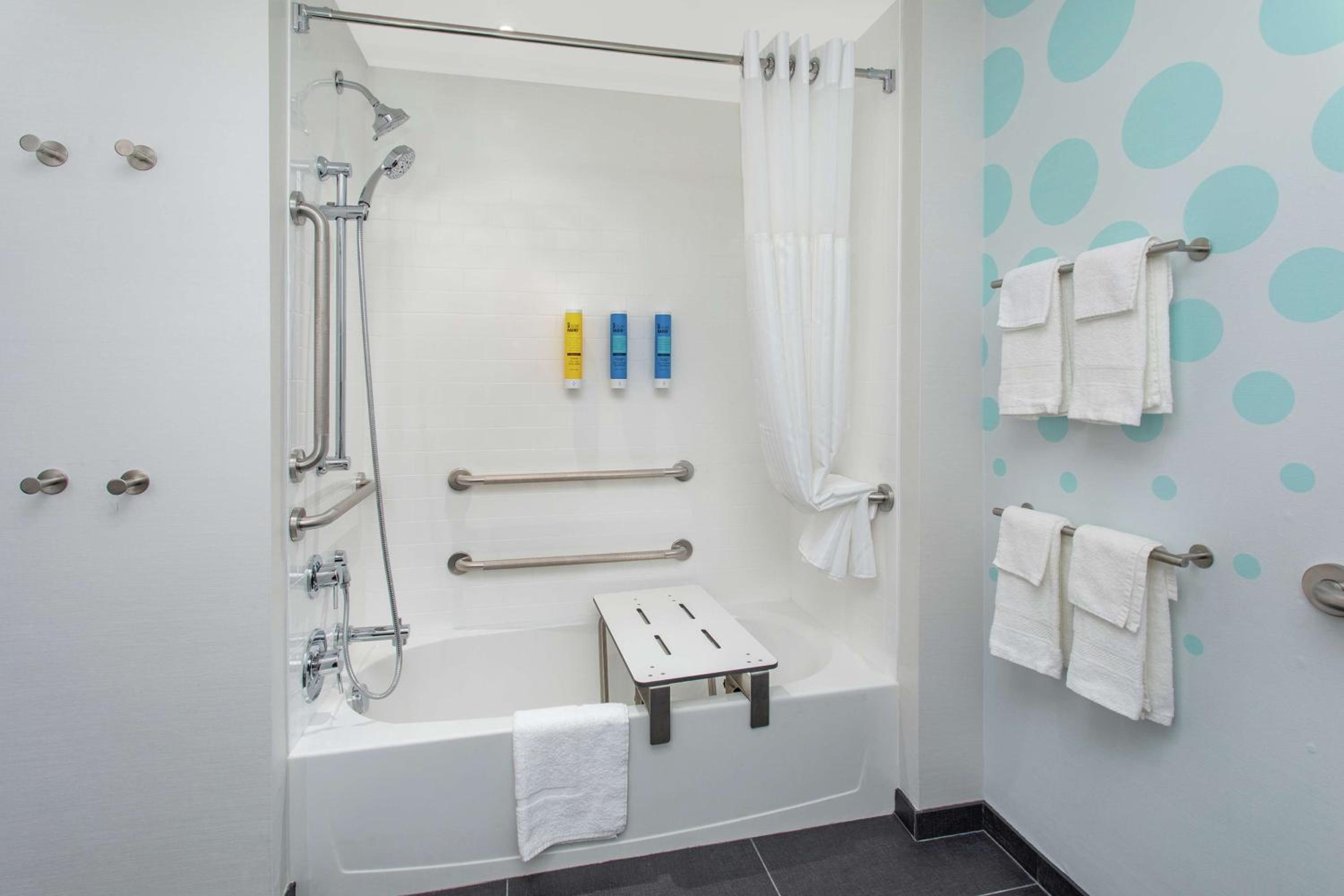 King Room with Accessible Tub - Mobility Access - Photo 9