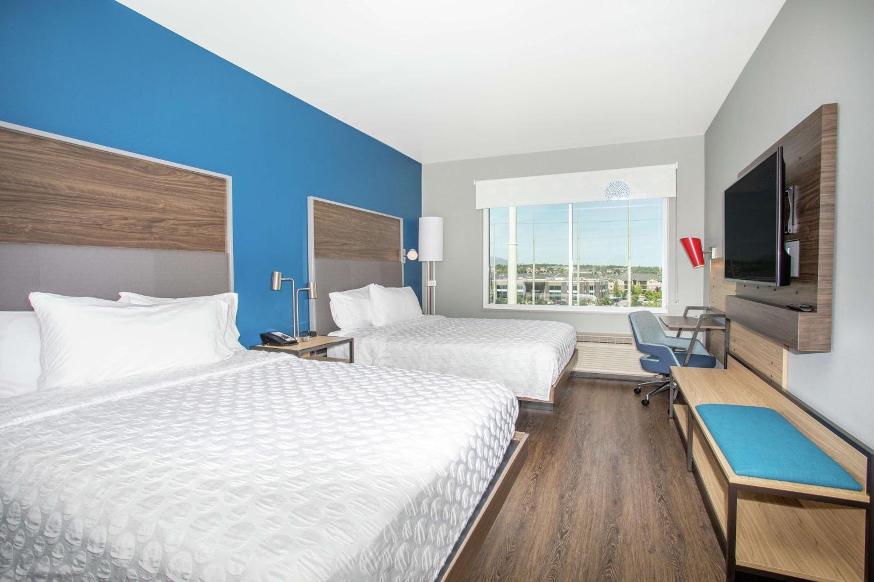 Queen Room with Two Queen Beds - Photo 4