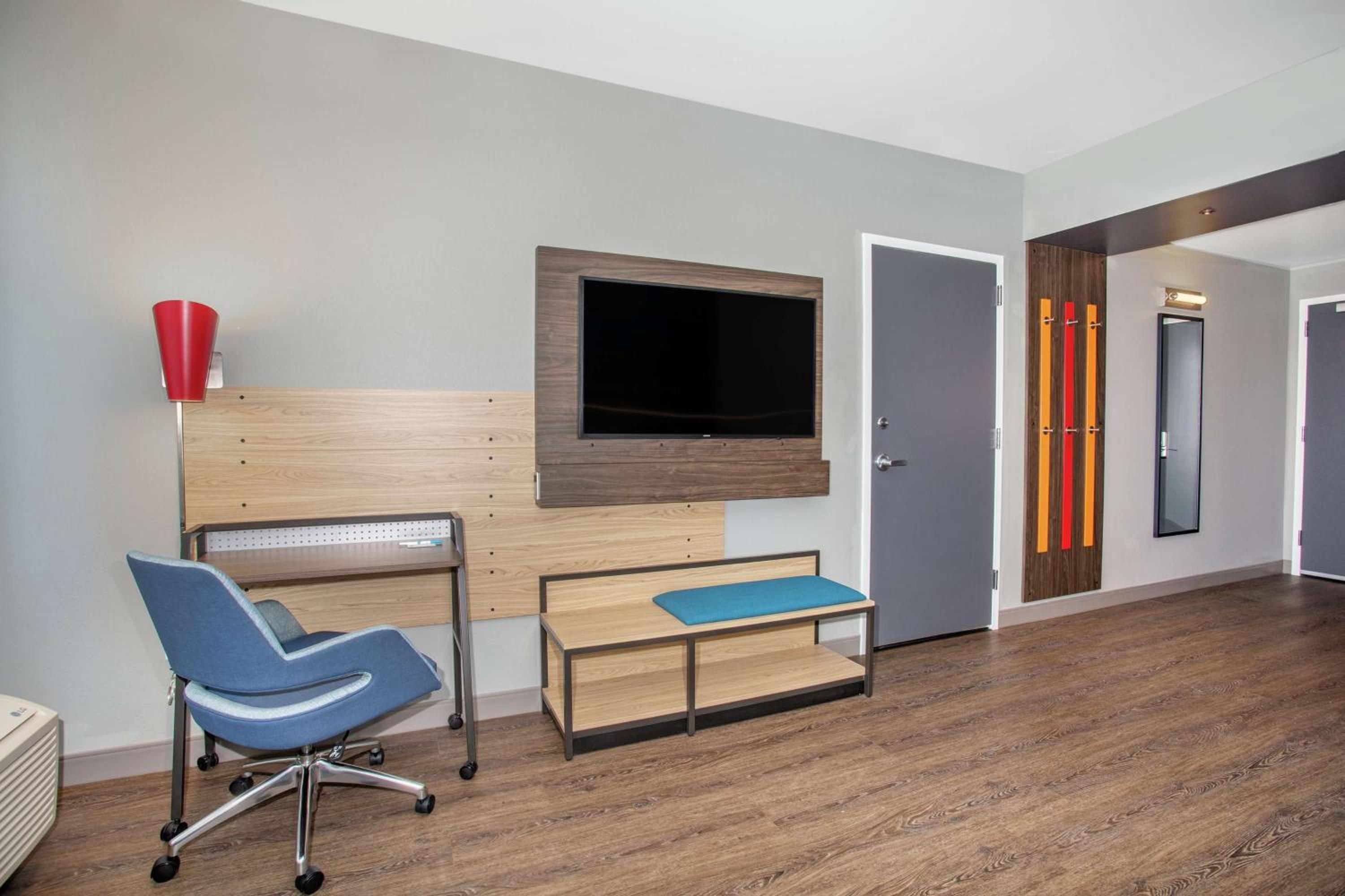 King Room with Accessible Tub - Mobility Access - Photo 7