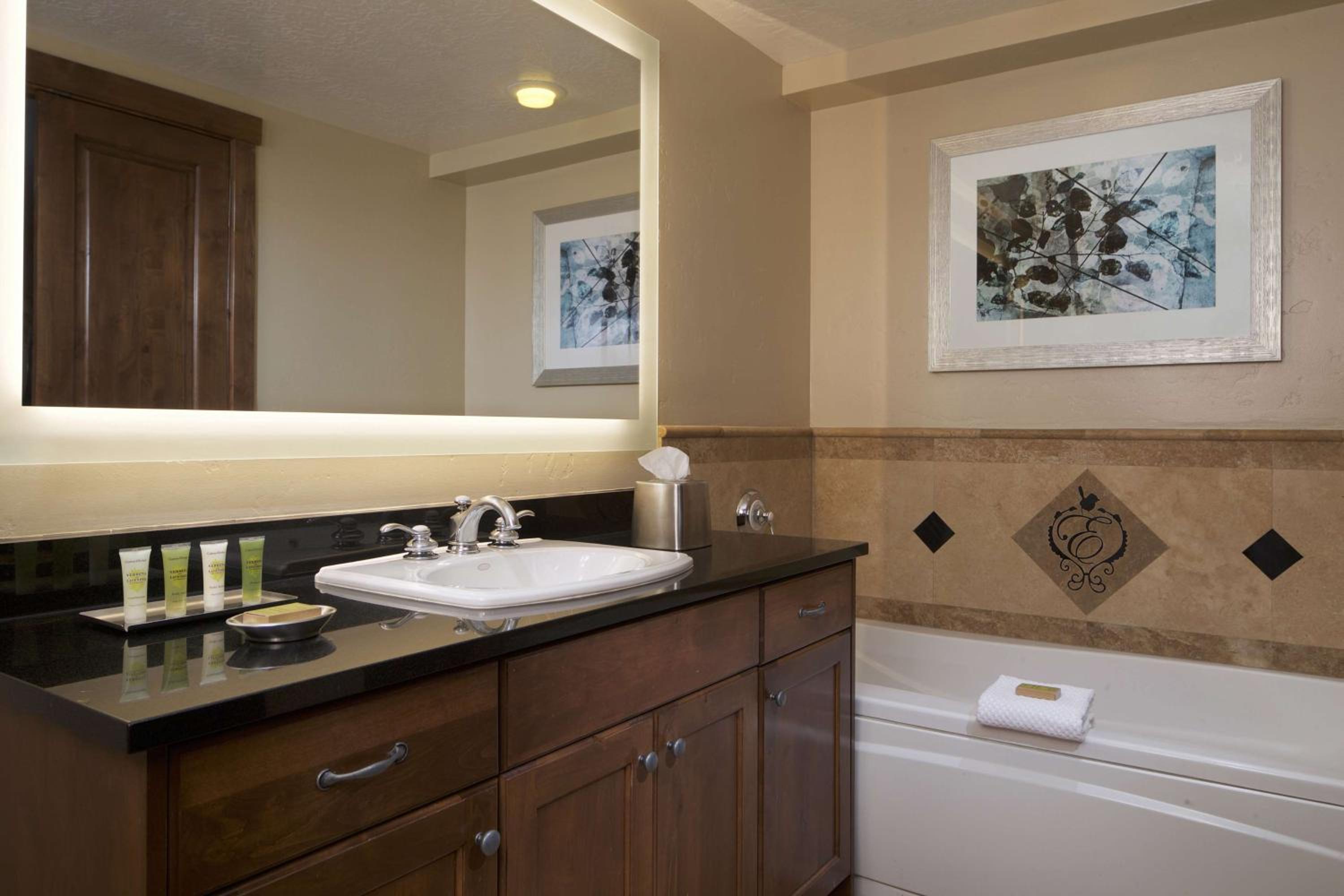 Two-Bedroom Premier King Suite with Two Queen Beds and Sofa Bed photo 3
