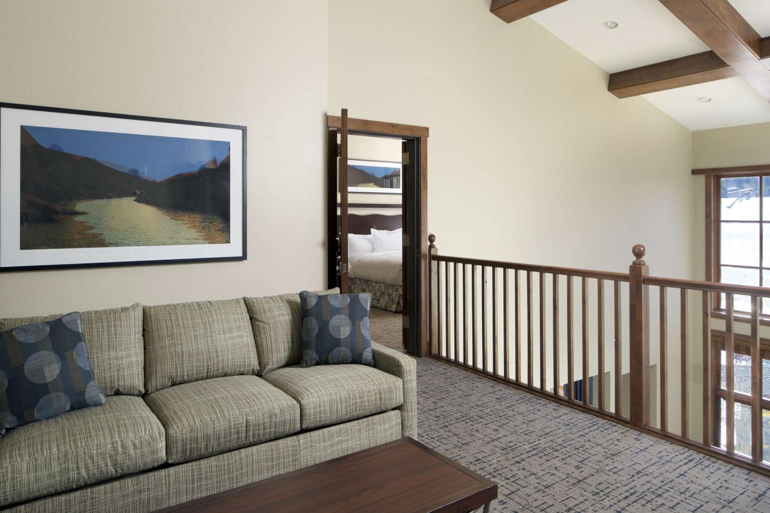 Three-Bedroom Premier King Suite with Two Queen Beds and Sofa Bed photo 3