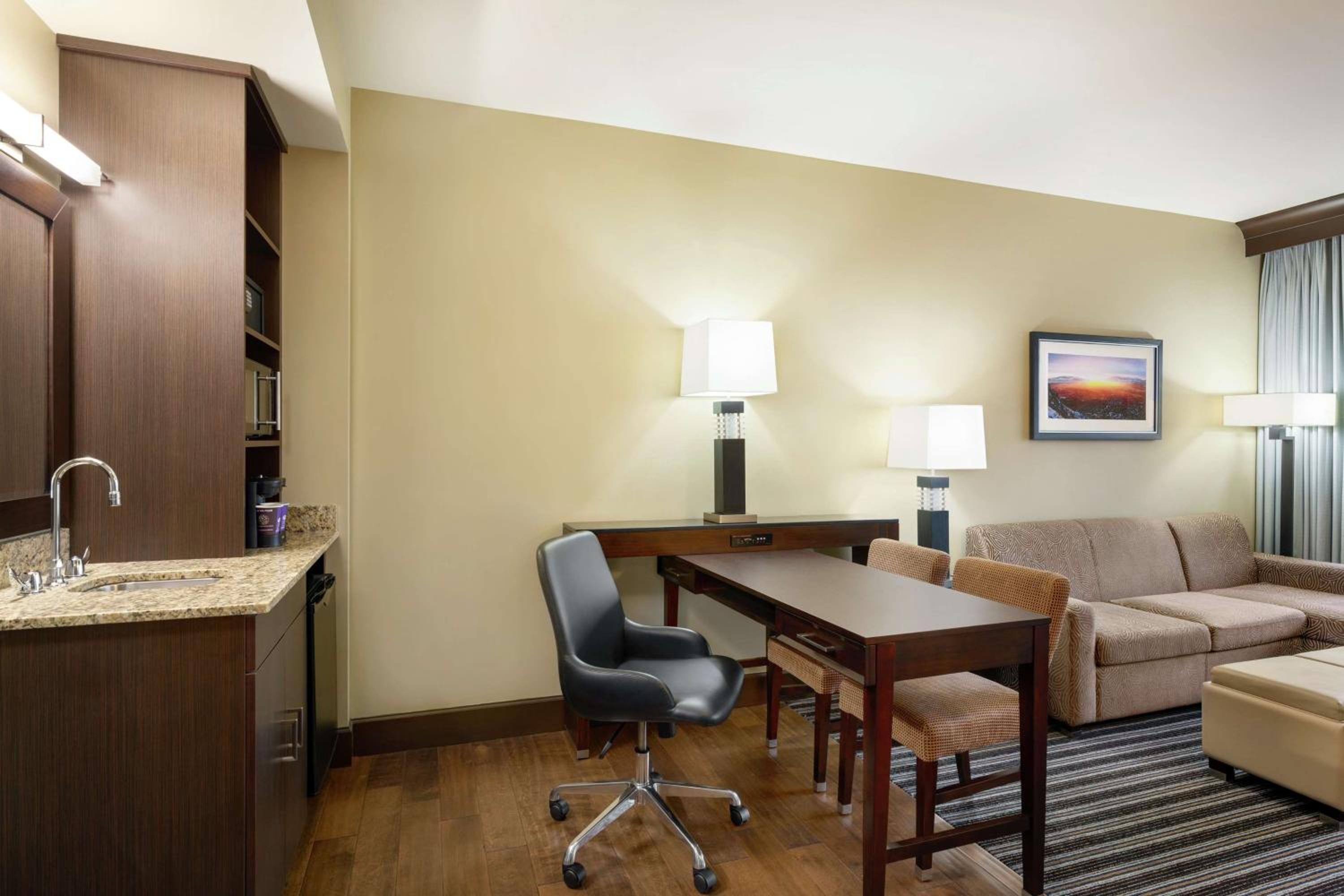 Queen Suite - Non-Smoking photo 3