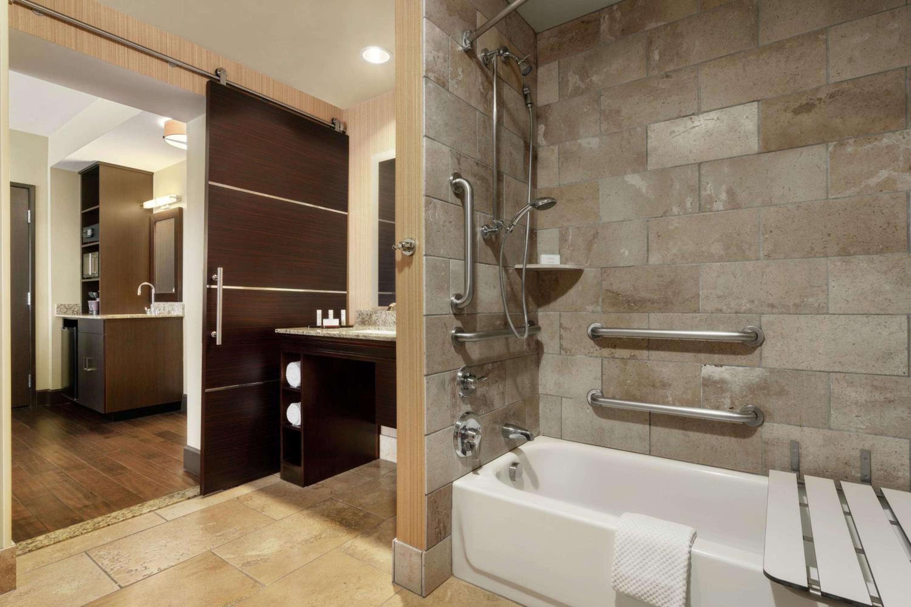 Suite with Two Queen Beds - Mobility and Hearing Access/Non-Smoking photo 3