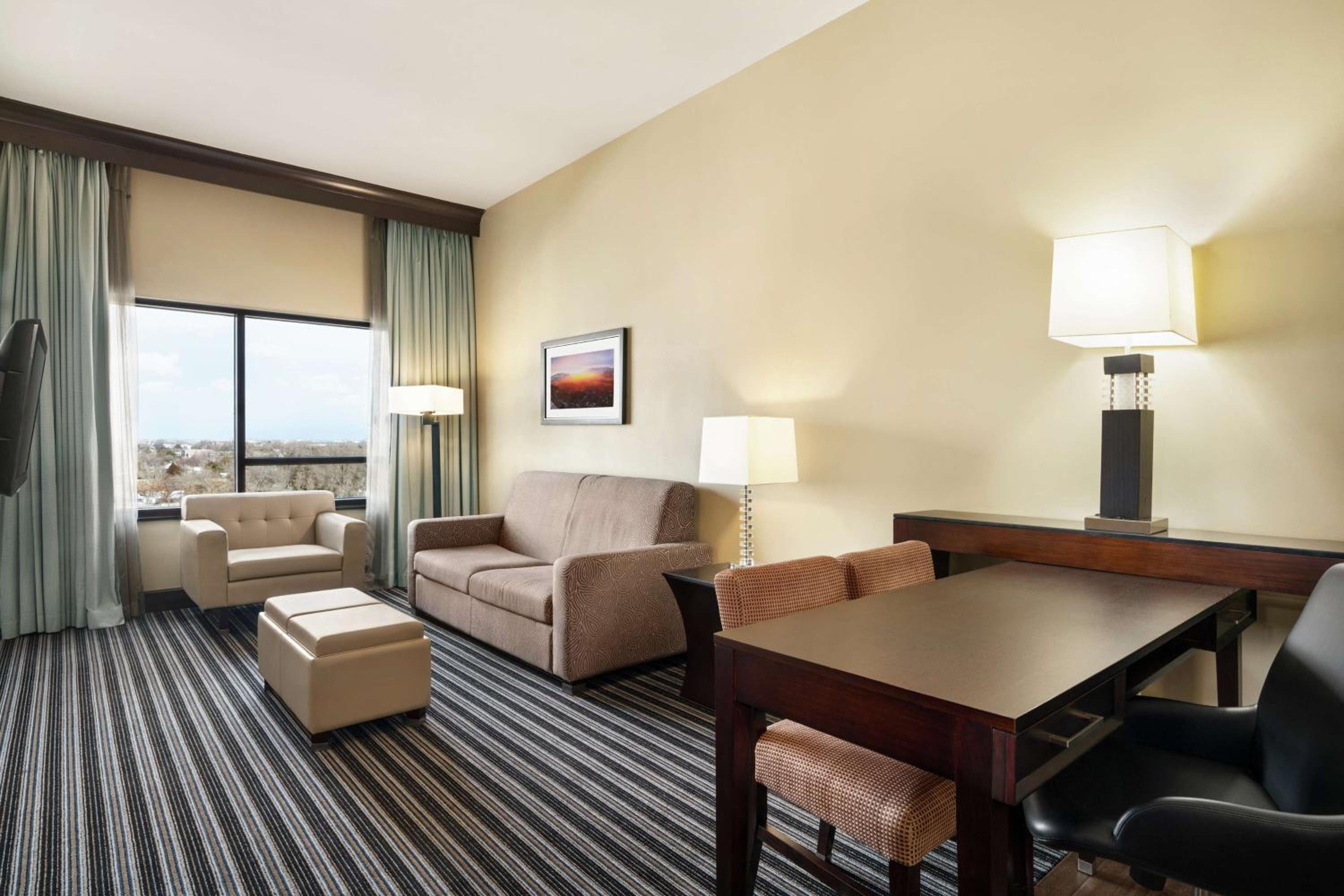 Large King Room with Sofa Bed - Non-Smoking photo 2