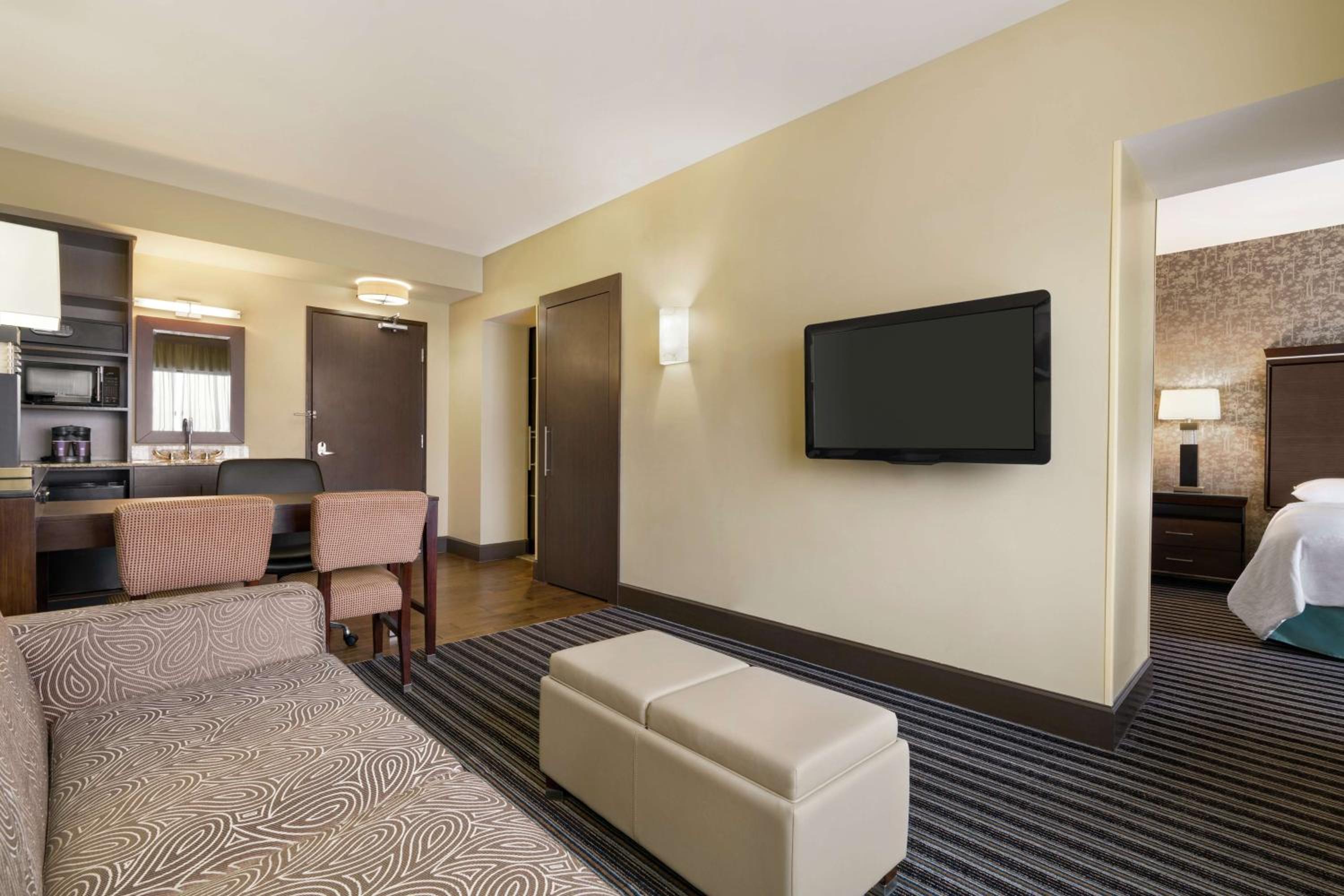 Suite with Two Queen Beds - Mobility and Hearing Access/Non-Smoking photo 2