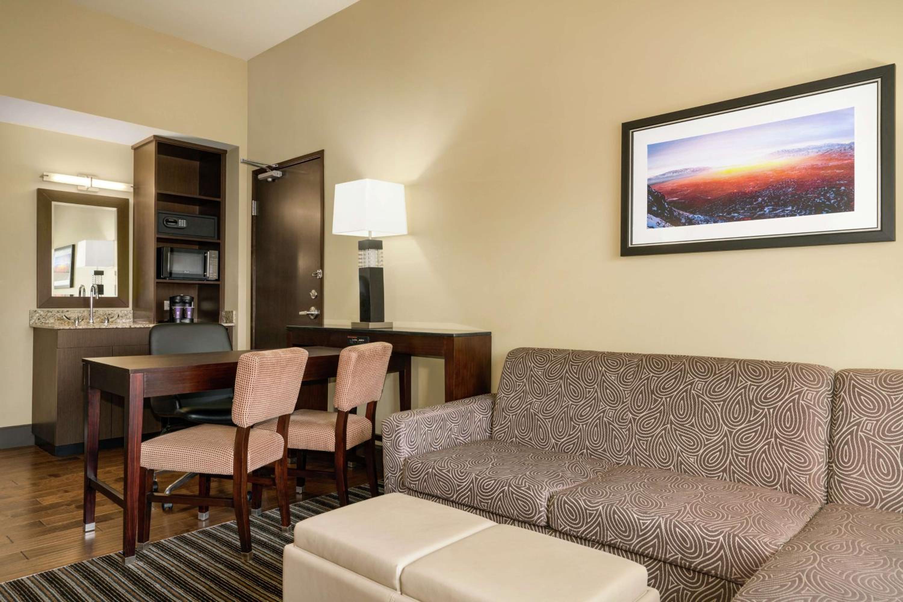 King Suite - Non-Smoking photo 3