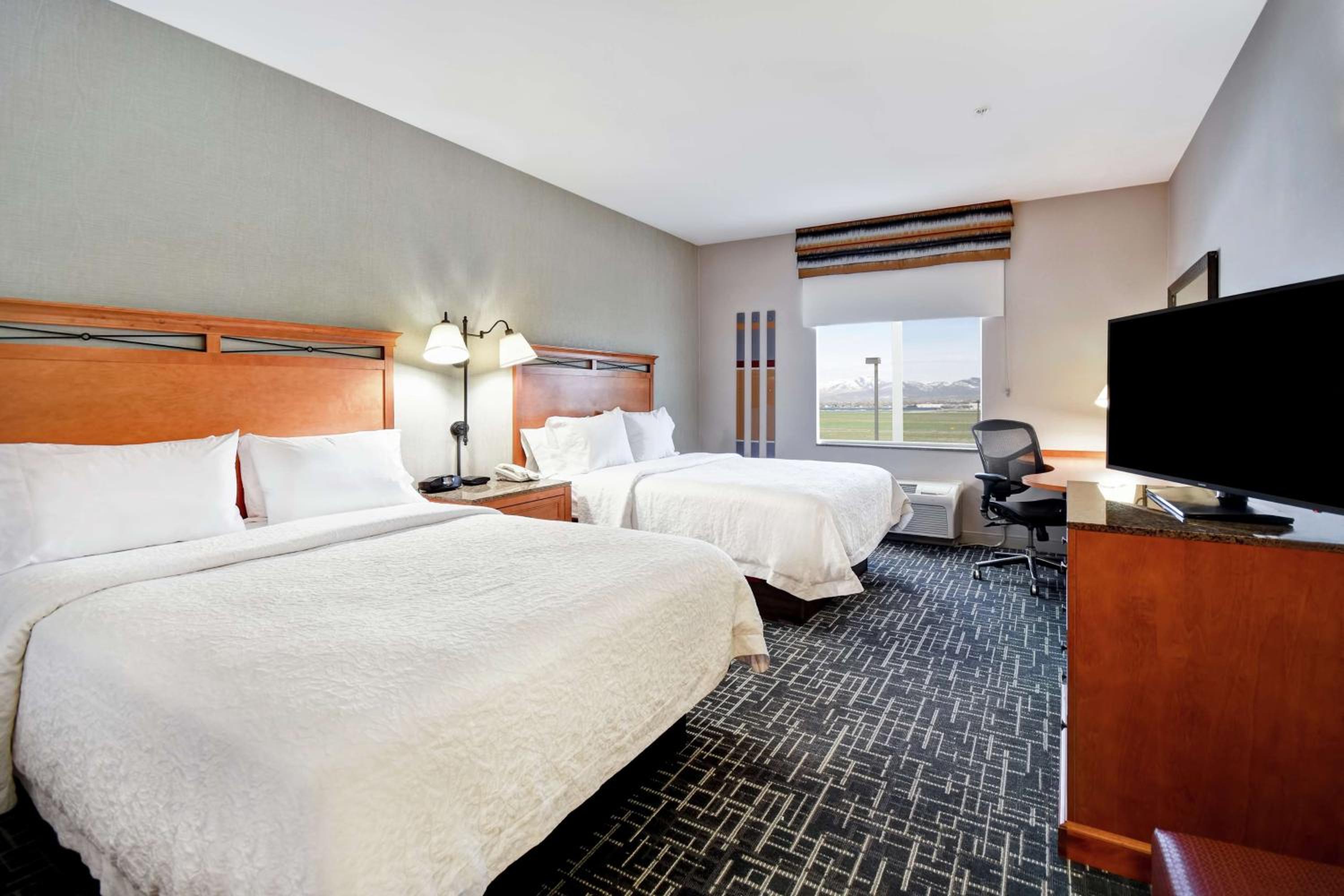 Room with Two Queen Beds - Non-Smoking photo 2
