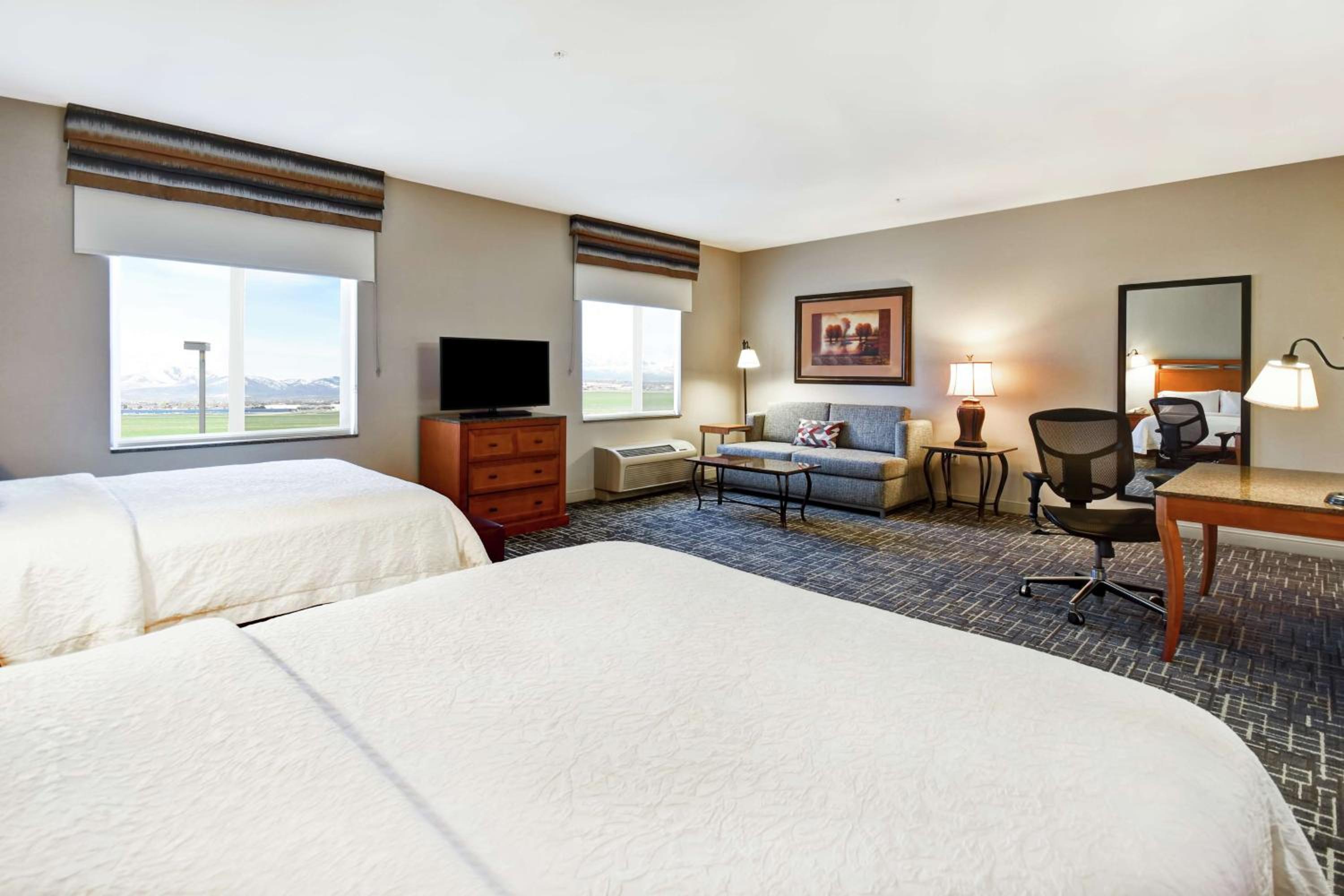 Queen Studio Suite with Two Queen Beds and Sofa Bed - Non-Smoking photo 3