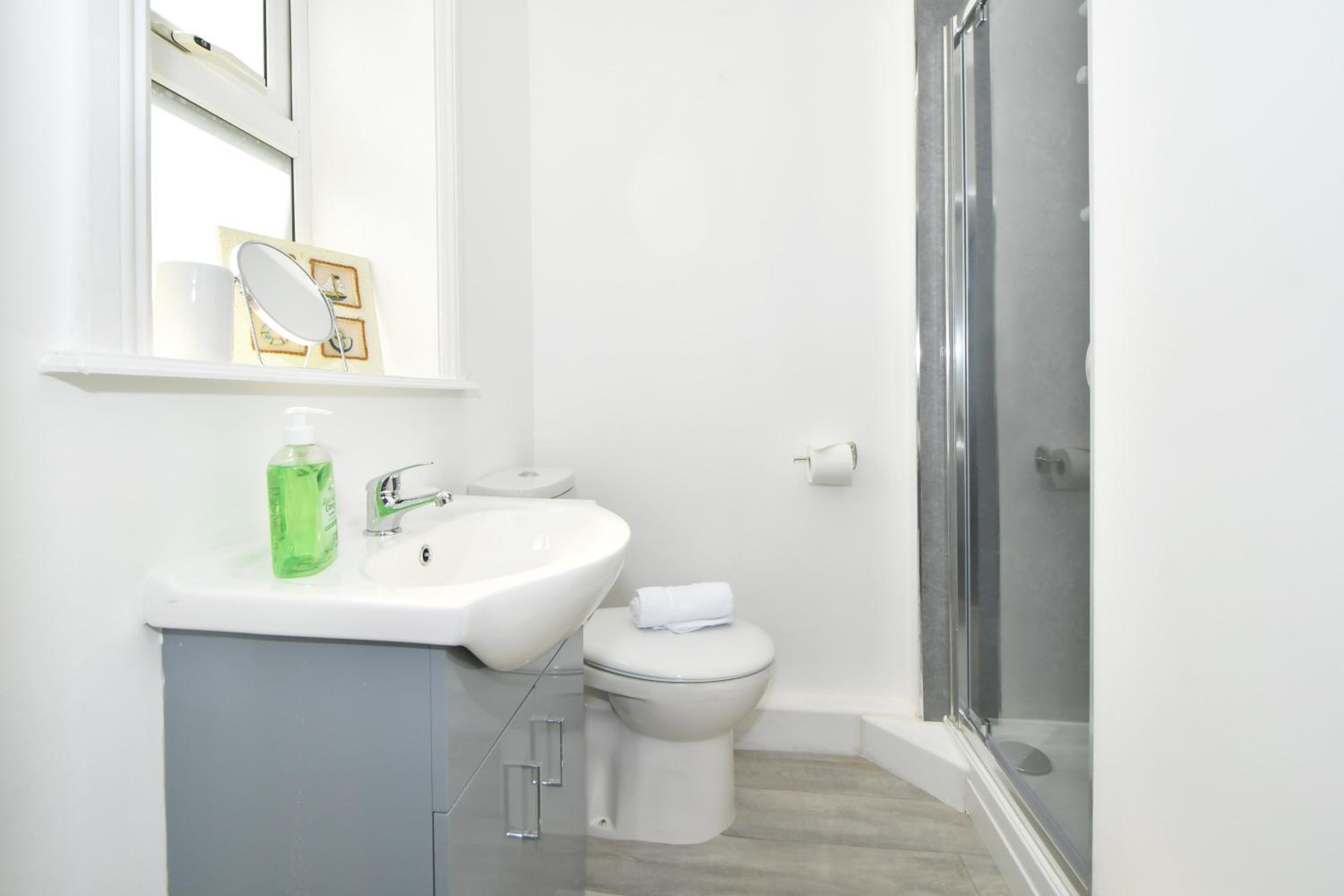 Five-Bedroom House photo 2