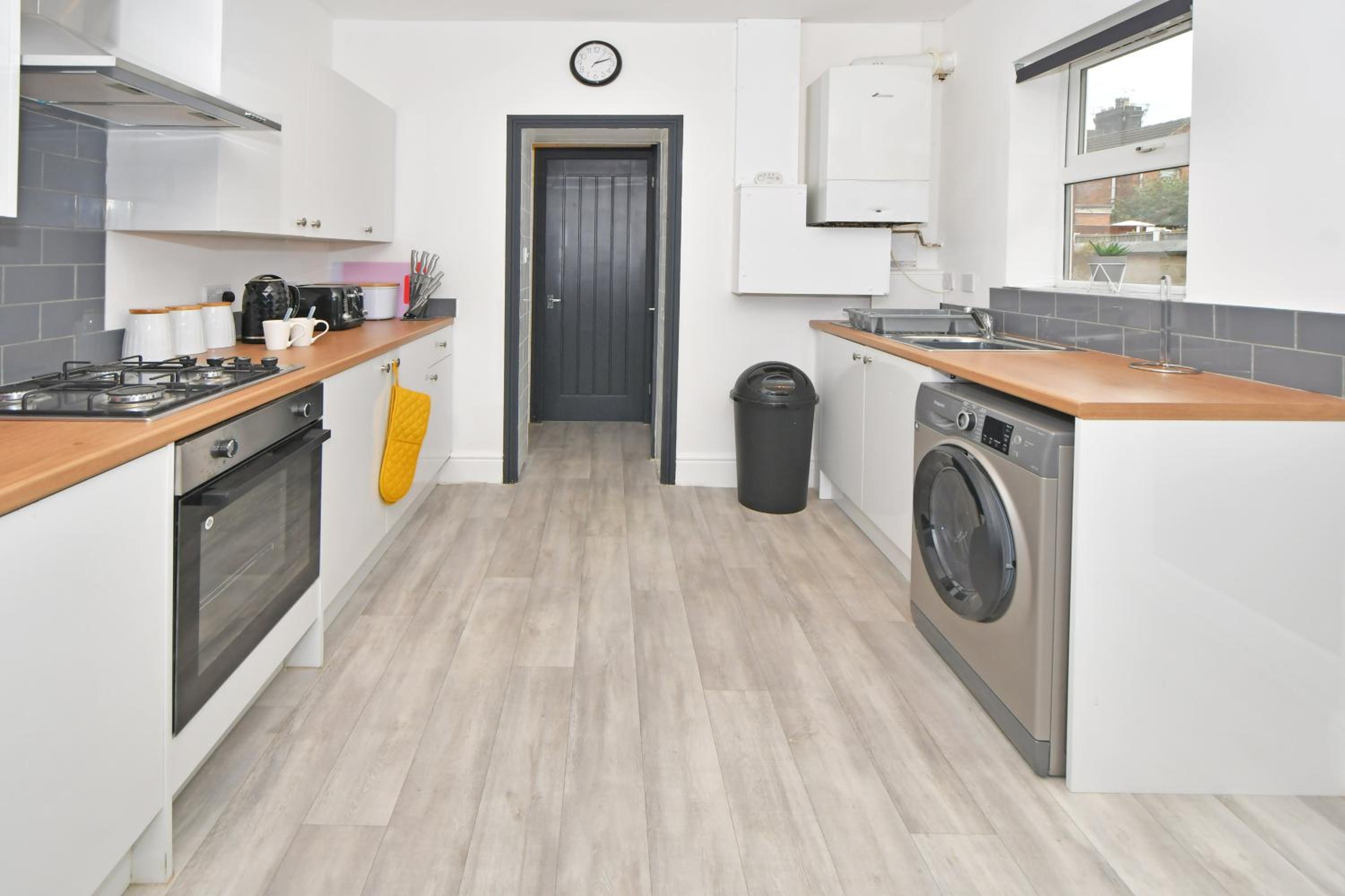 Five-Bedroom House photo 3