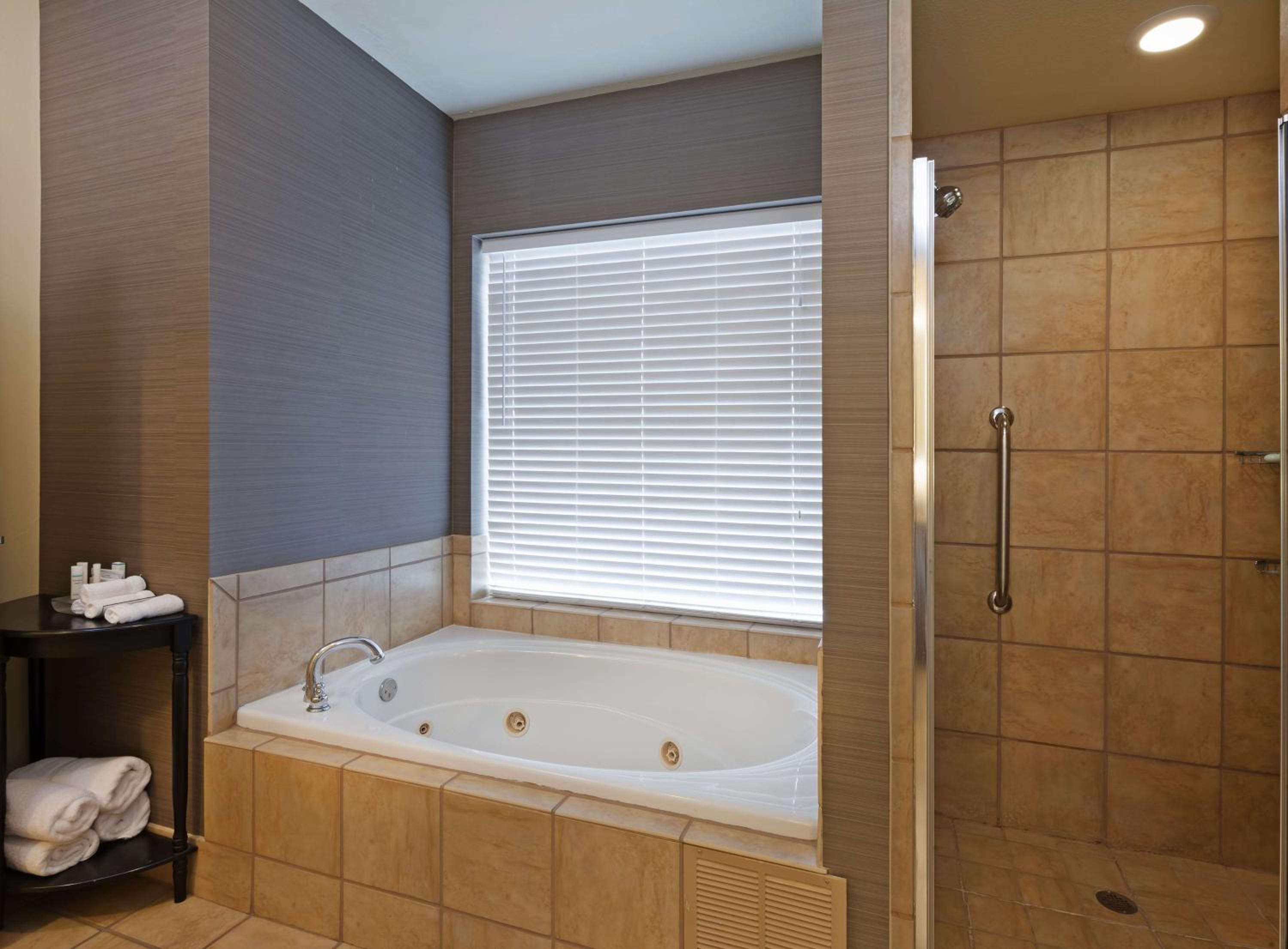 One-Bedroom King Suite with Fireplace - Non-Smoking  - Photo 4