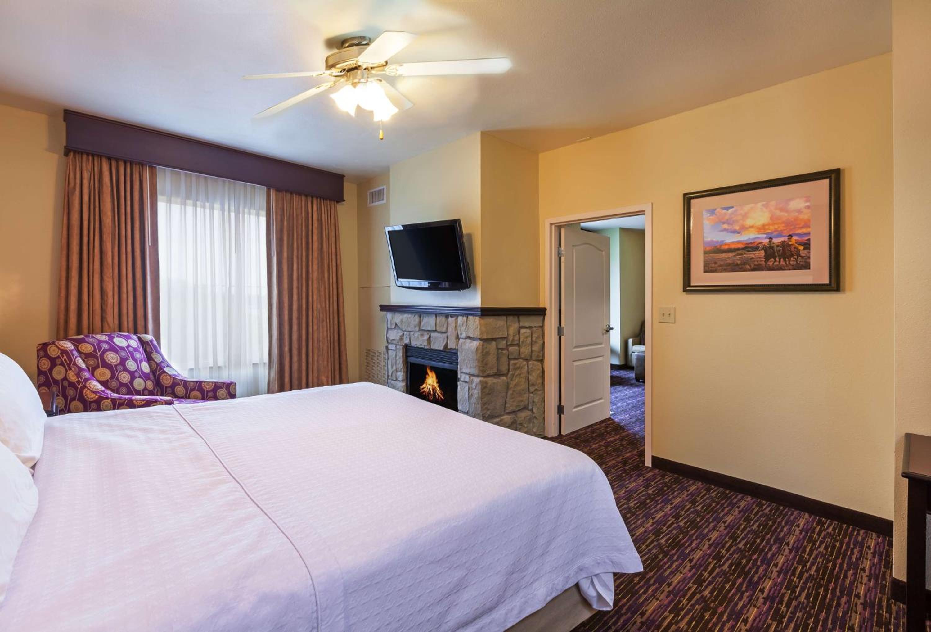 One-Bedroom King Suite with Fireplace - Non-Smoking  - Photo 5