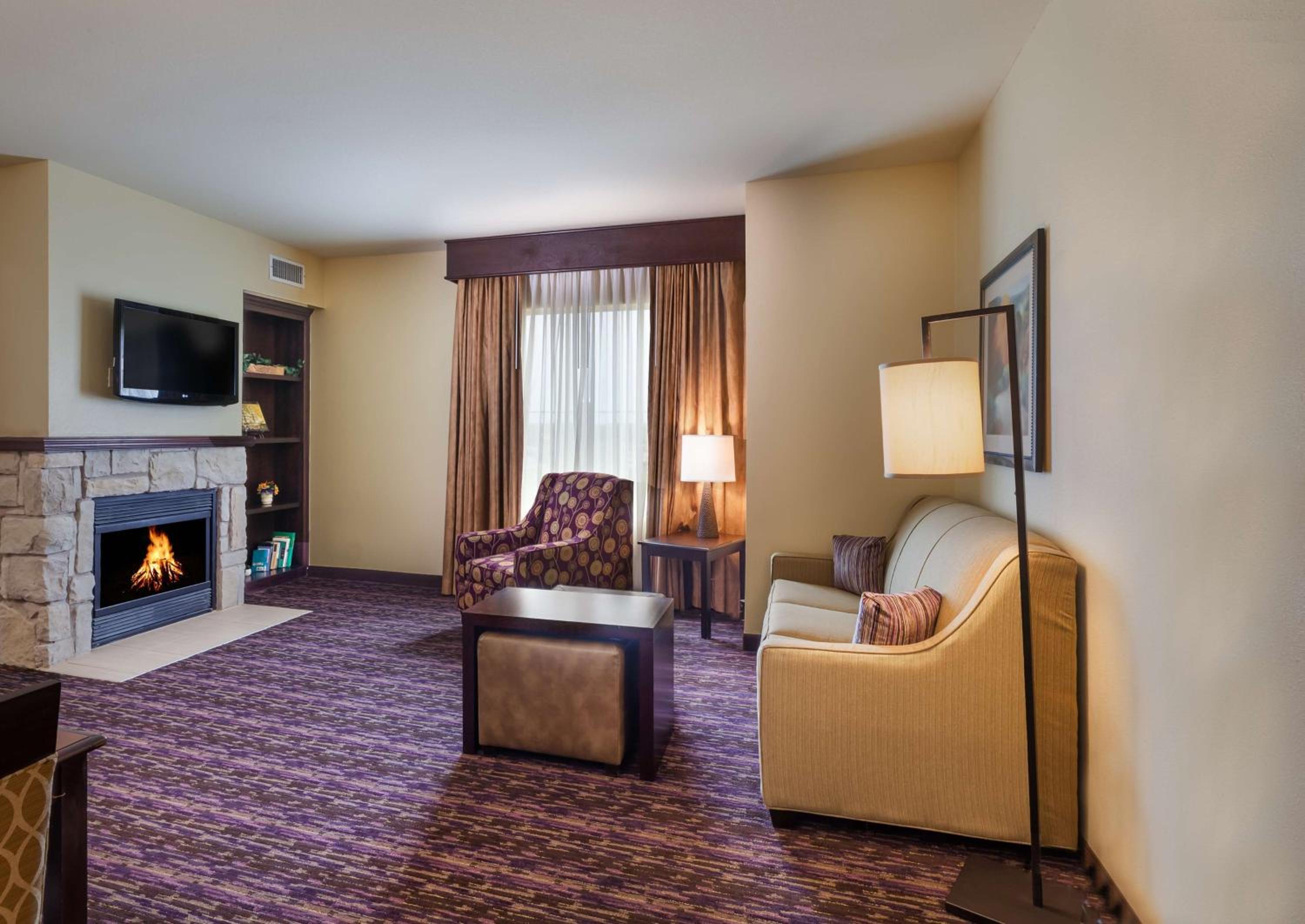 One-Bedroom King Suite with Fireplace - Non-Smoking  - Photo 2