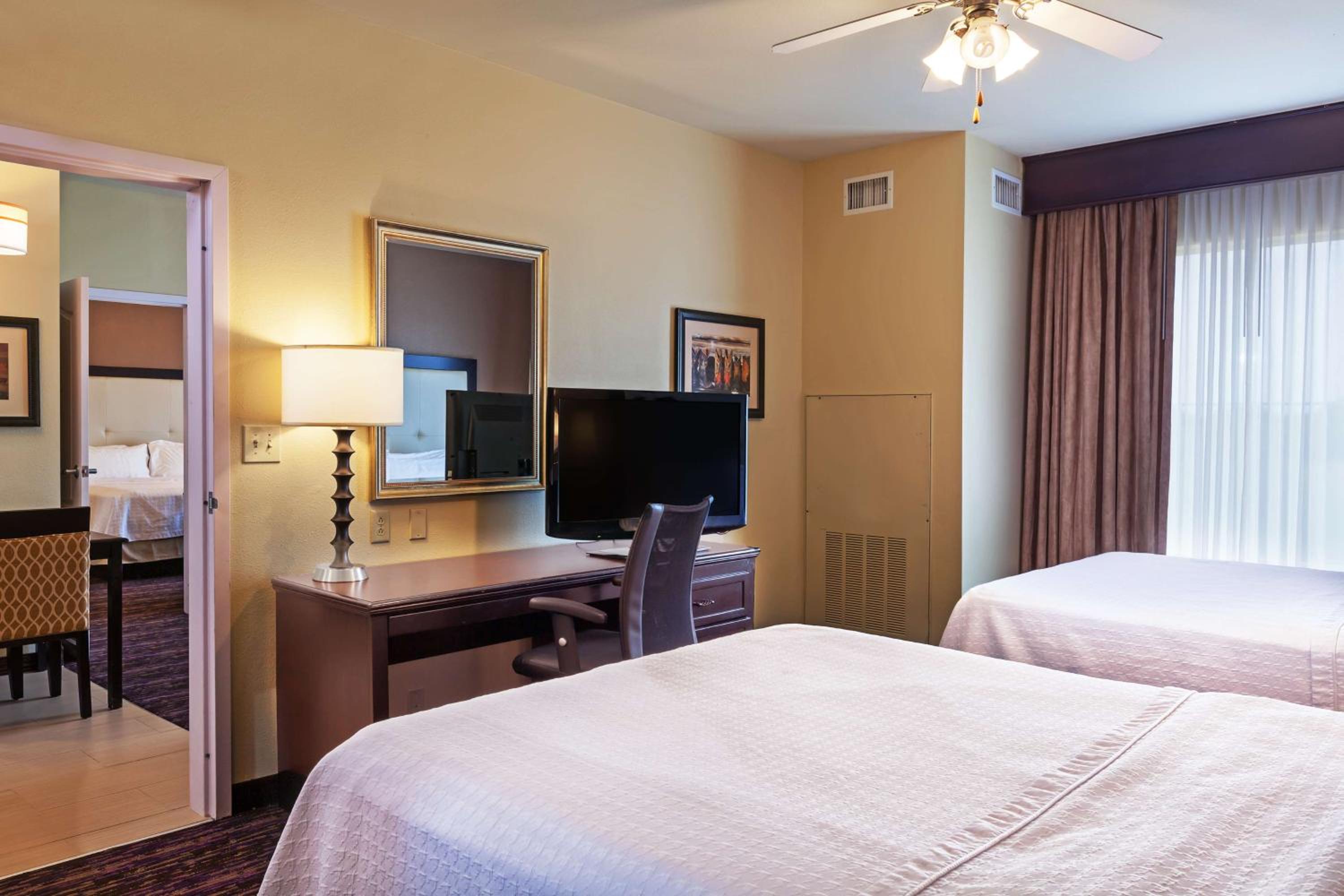 One-Bedroom Queen Suite with Two Queen Beds - Non-Smoking - Photo 3