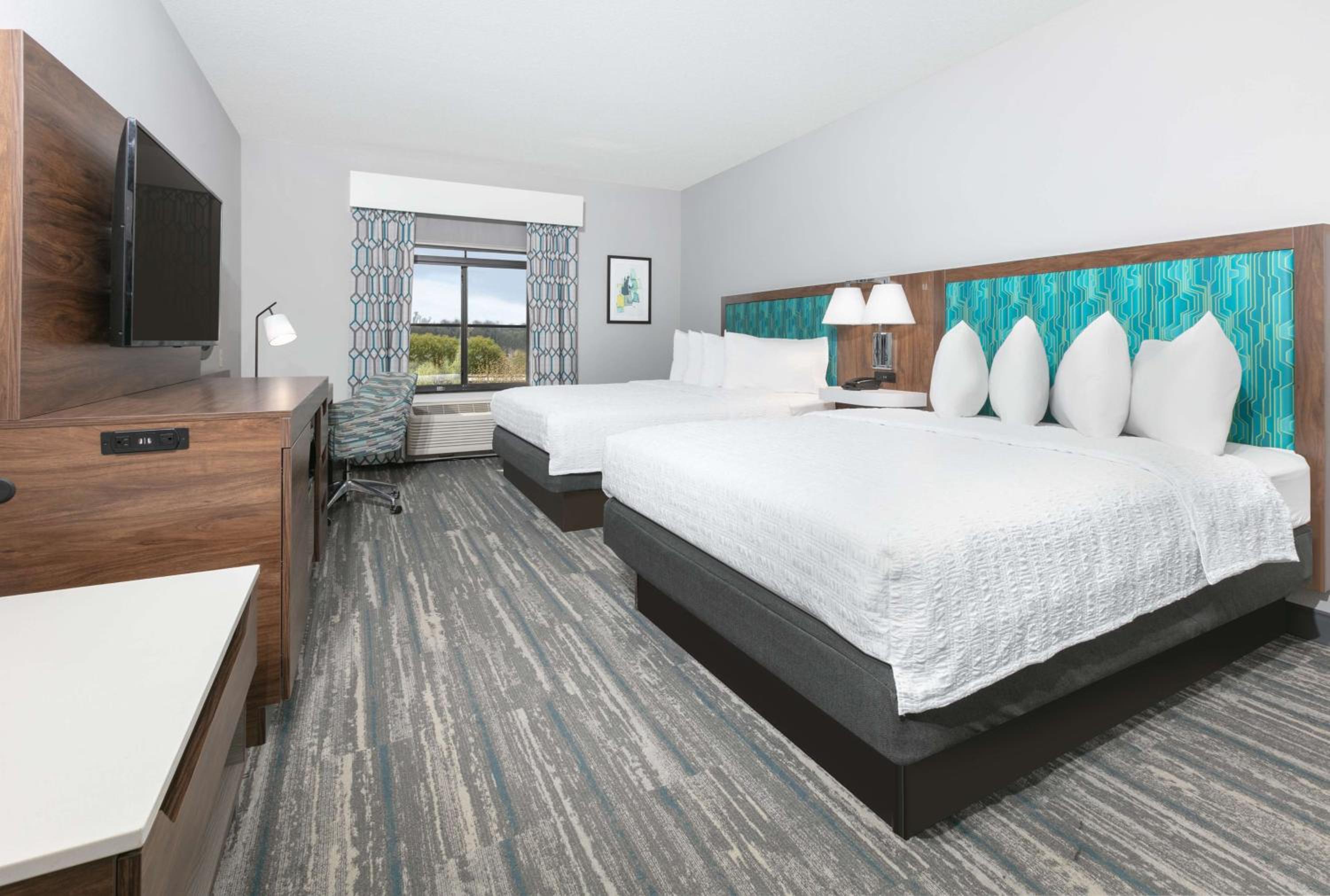 Room with Two Queen Beds - Non-Smoking - Photo 6
