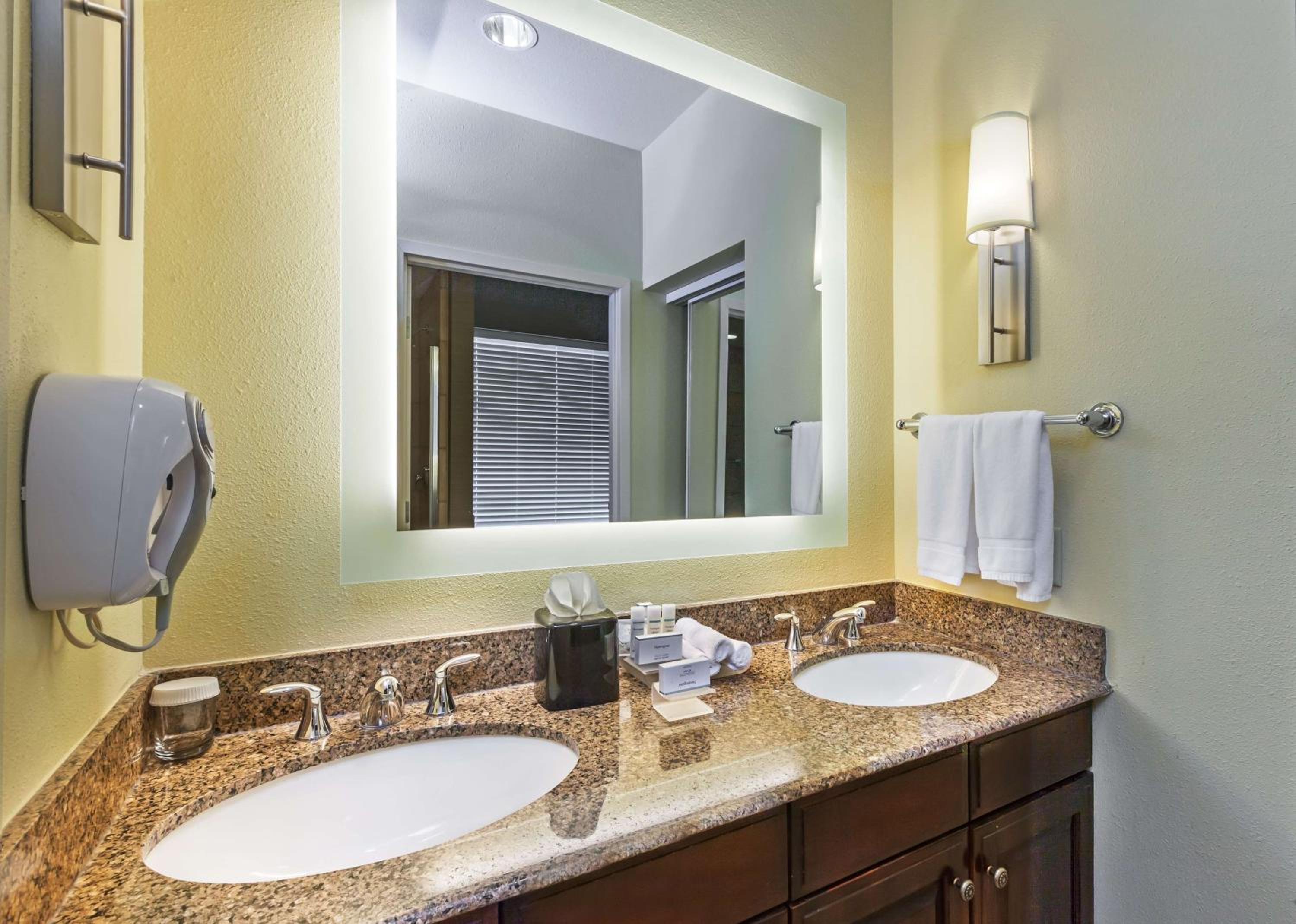 One-Bedroom King Suite with Fireplace - Non-Smoking  - Photo 3