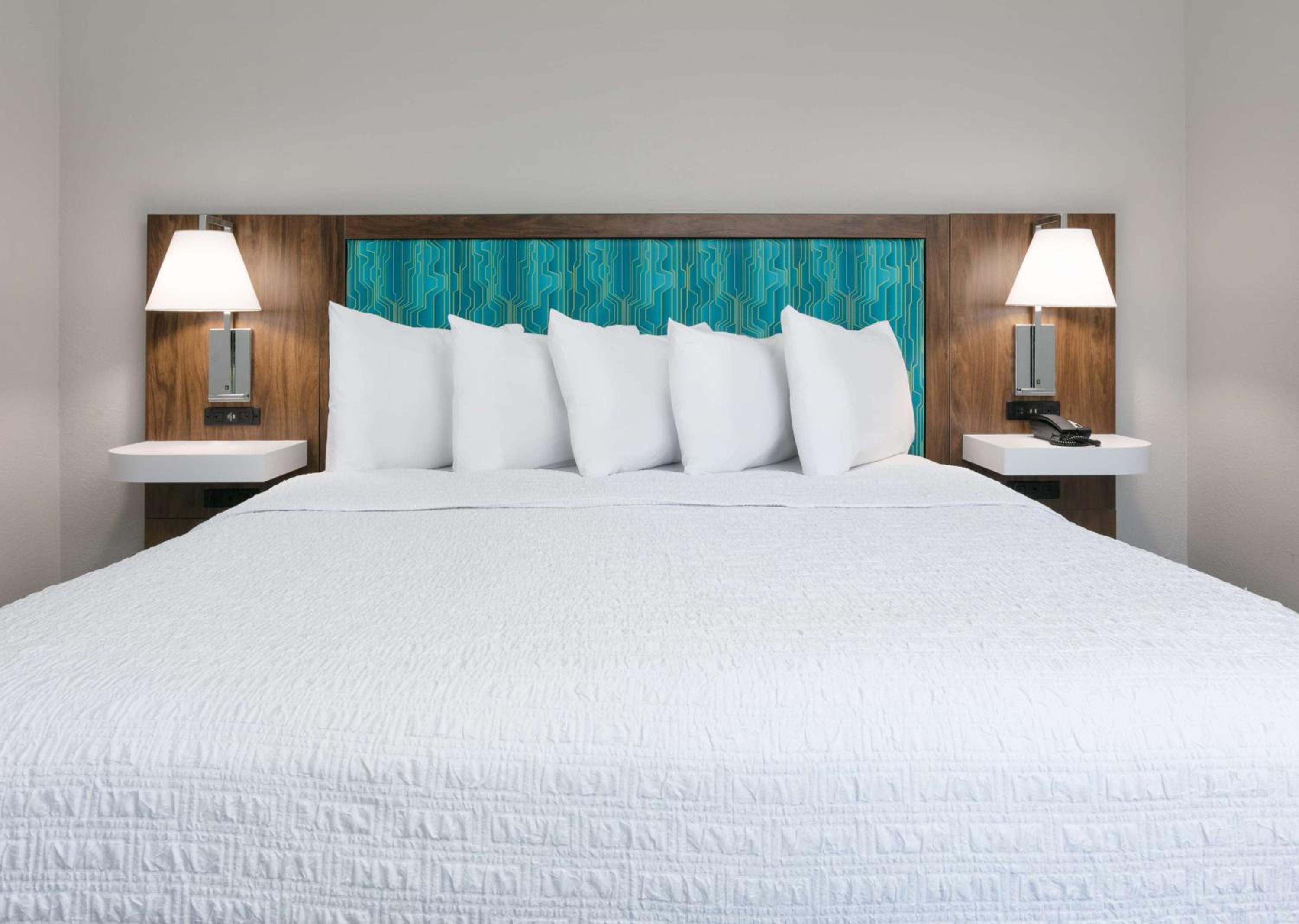 King Room with King Bed - Non-Smoking - Photo 3