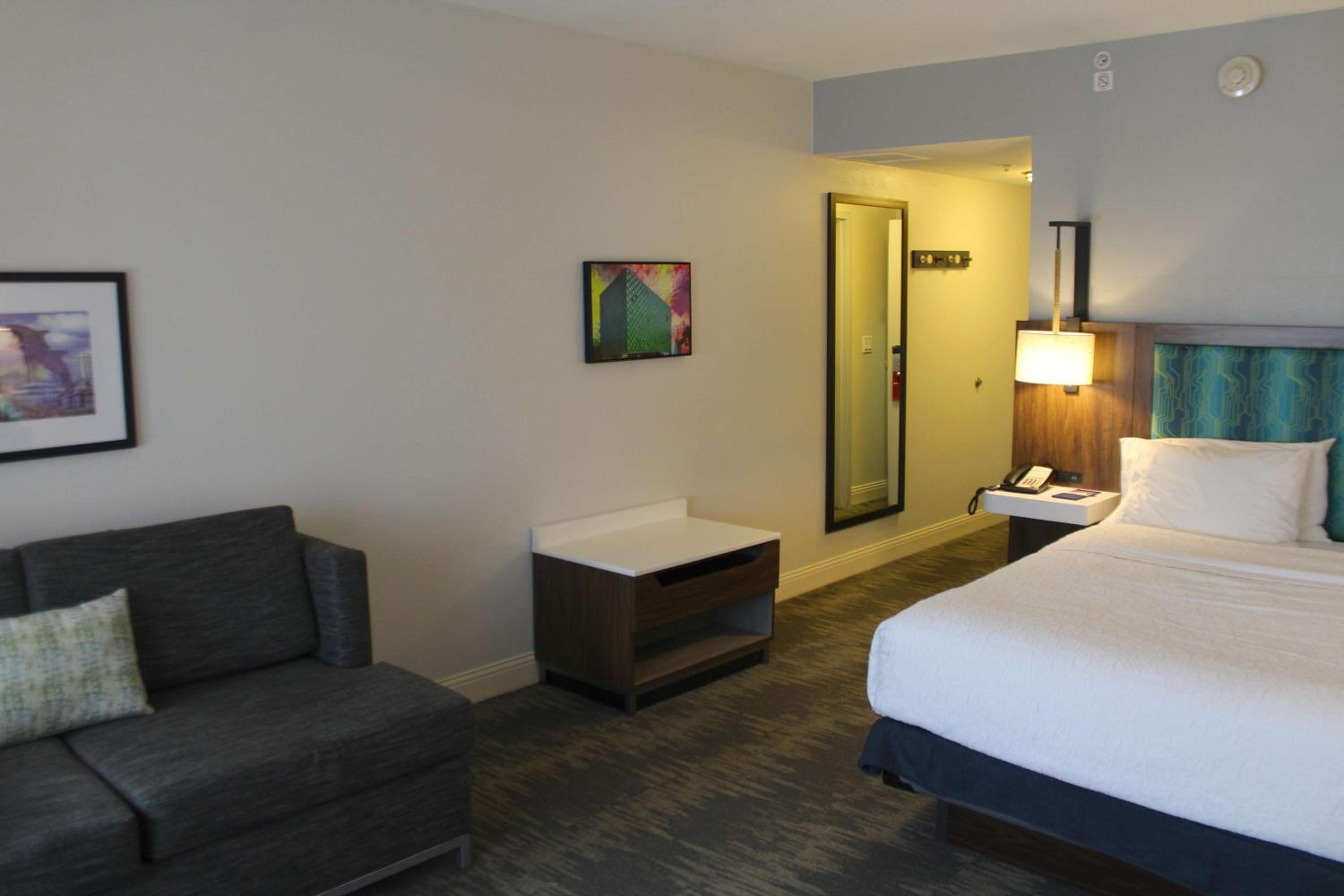 Premium King Room with Sofa Bed - Non-Smoking - Photo 7