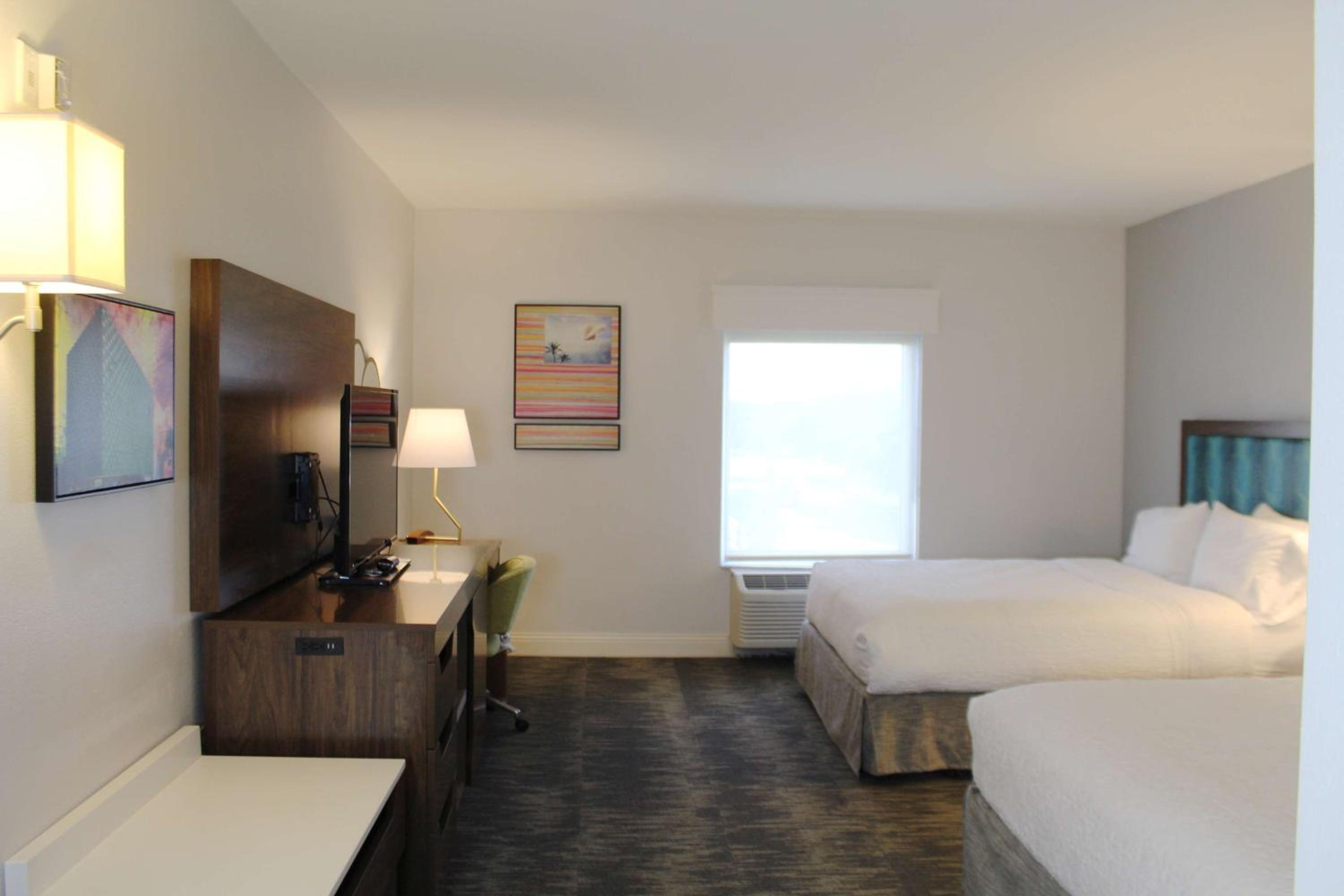 Double Room with Two Queen Beds and Bath Tub - Mobility and Hearing Access/Non-Smoking - Photo 1