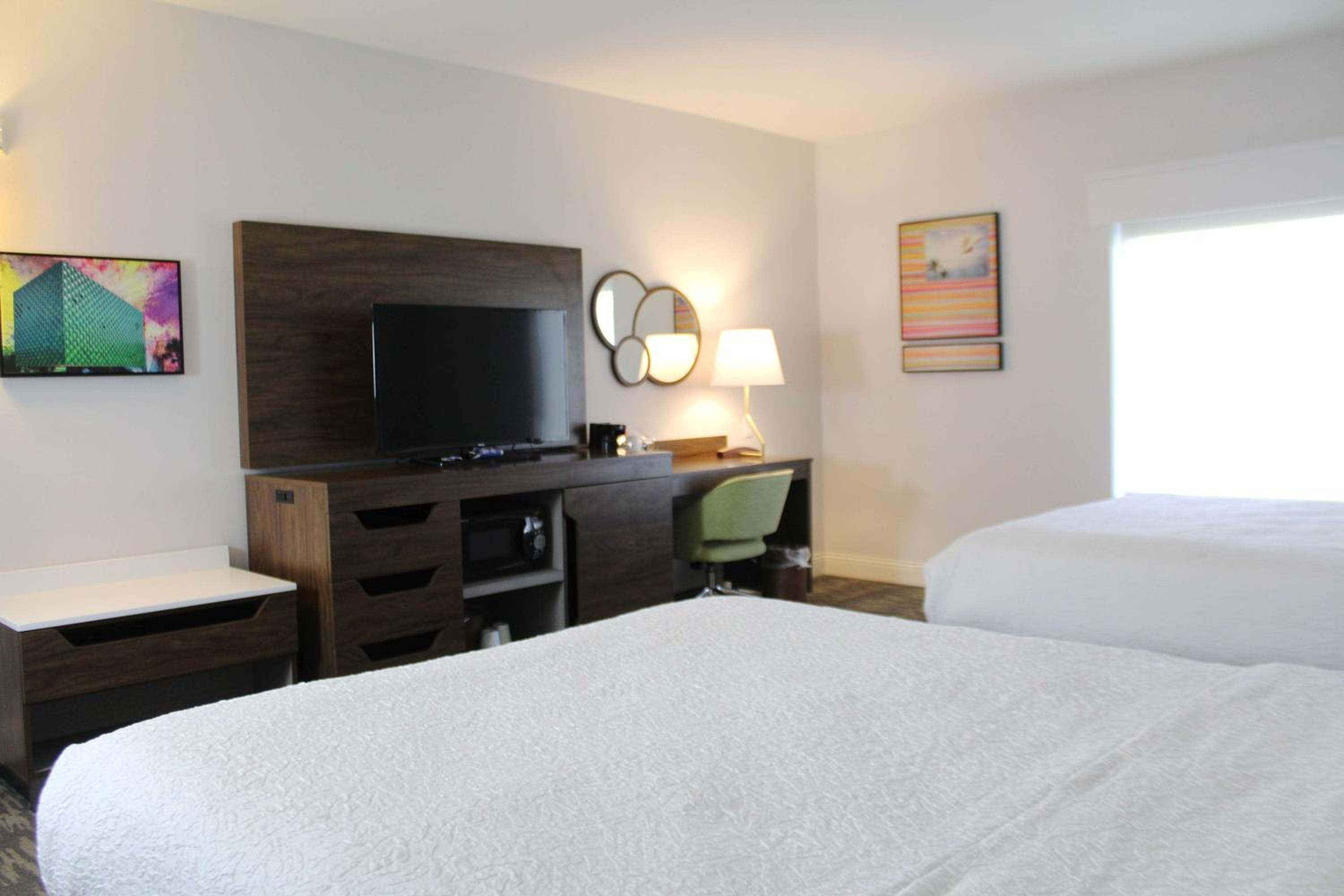 Double Room with Two Queen Beds and Bath Tub - Mobility and Hearing Access/Non-Smoking - Photo 3