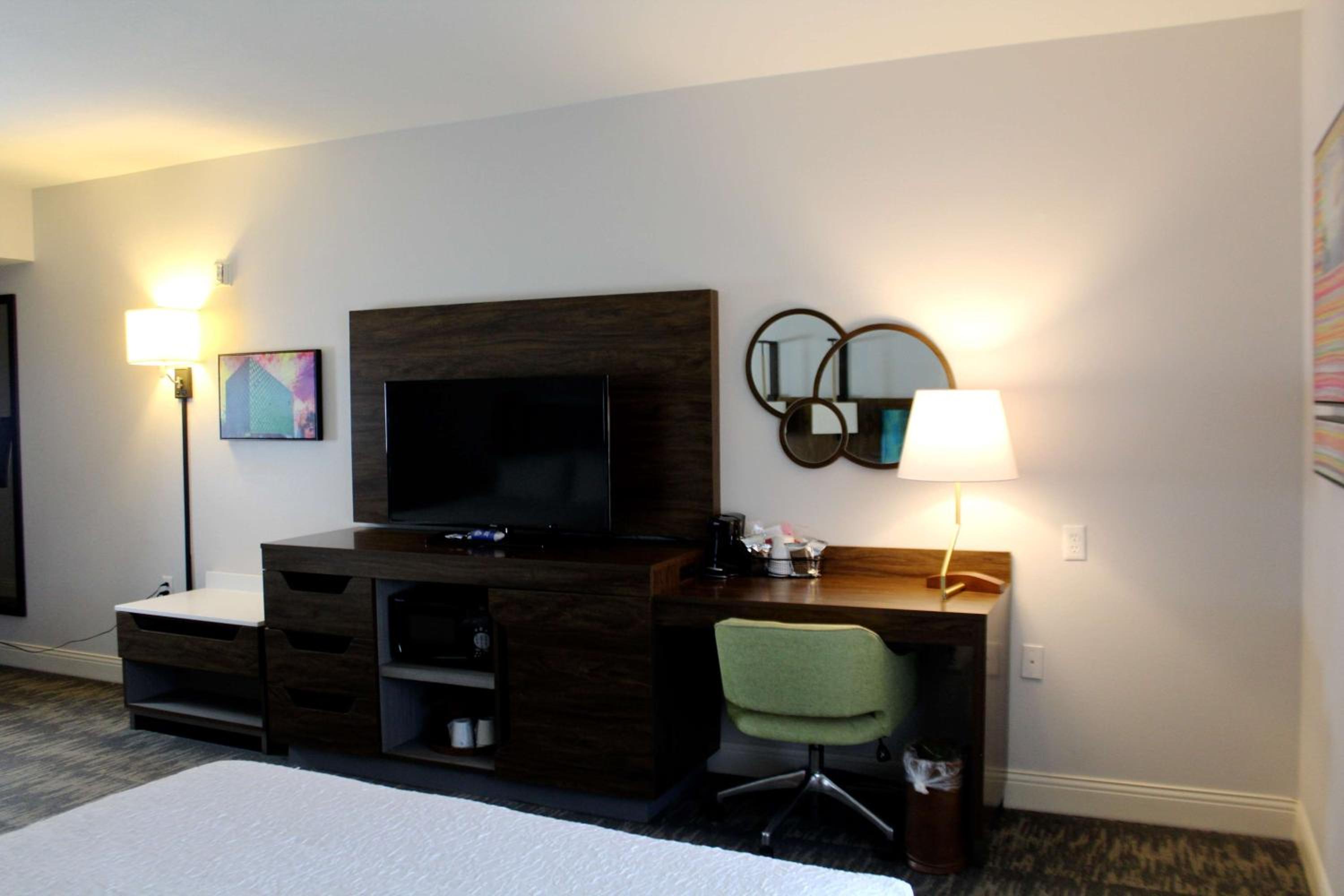 Double Room with Two Queen Beds and Bath Tub - Mobility and Hearing Access/Non-Smoking - Photo 4