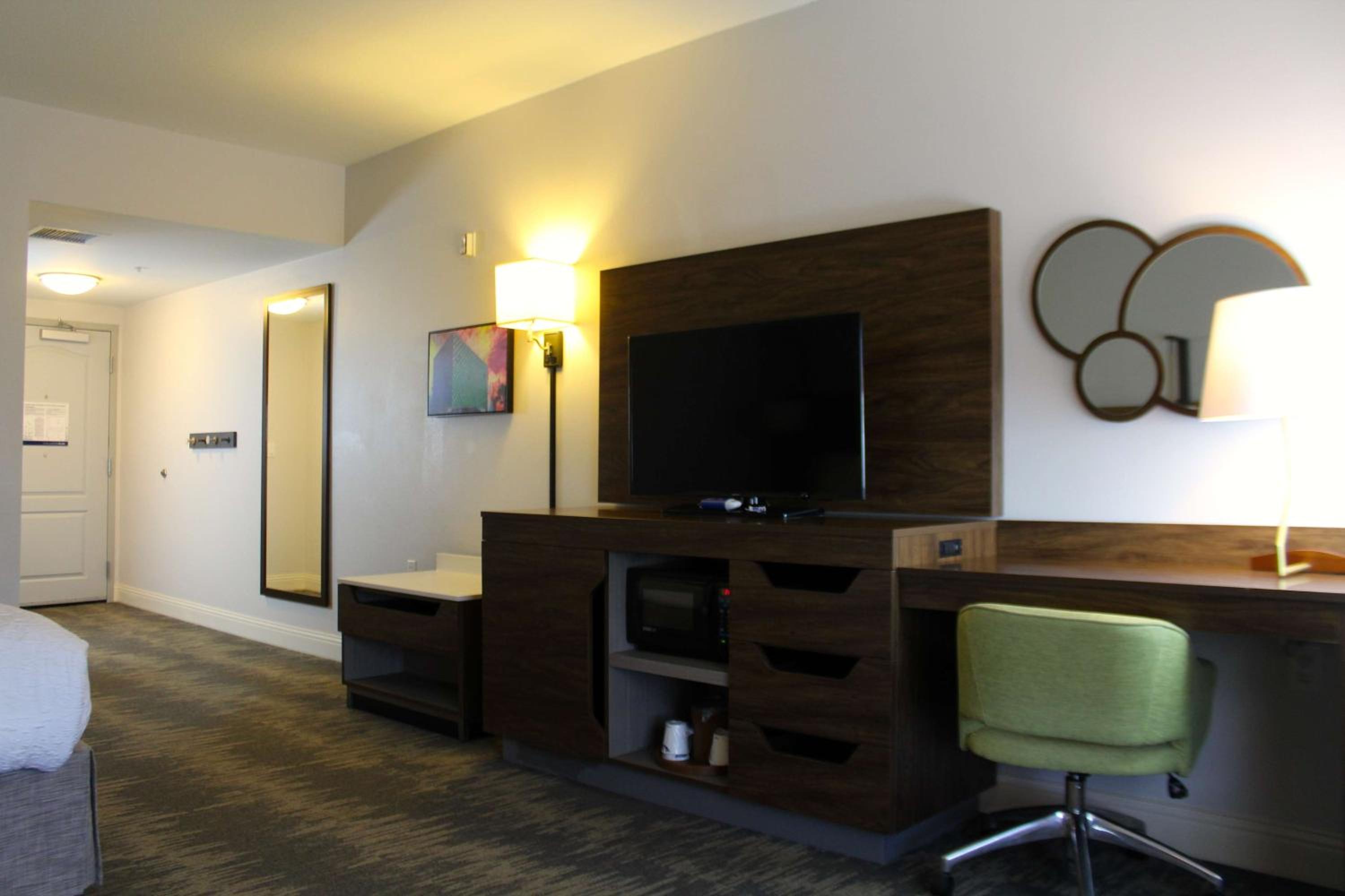 King Room with Accessible Tub - Mobility and Hearing Access/Non-Smoking at Hampton Inn & Suites Sarasota / Bradenton - Airport in Sarasota