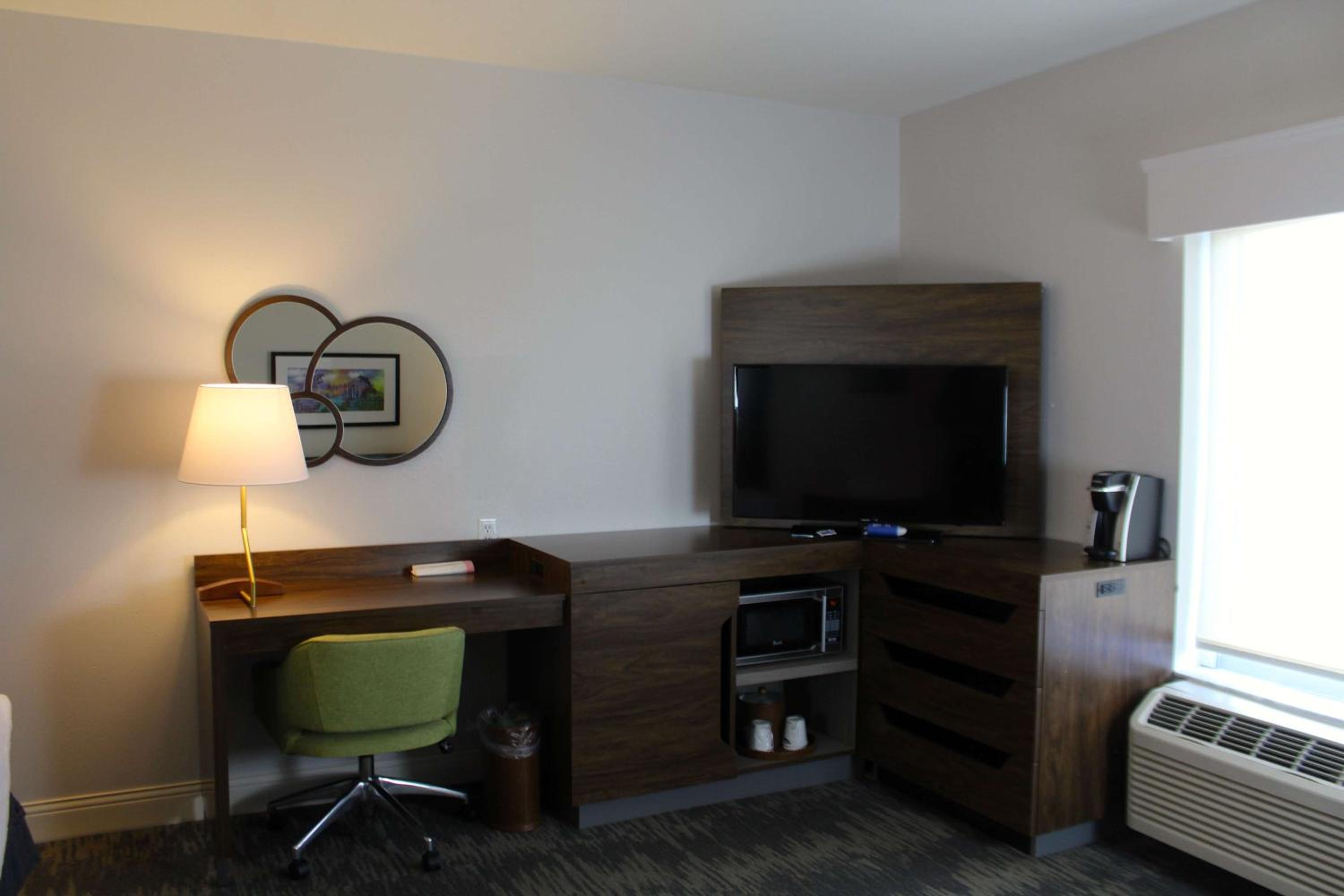 Premium King Room with Sofa Bed - Non-Smoking - Photo 6