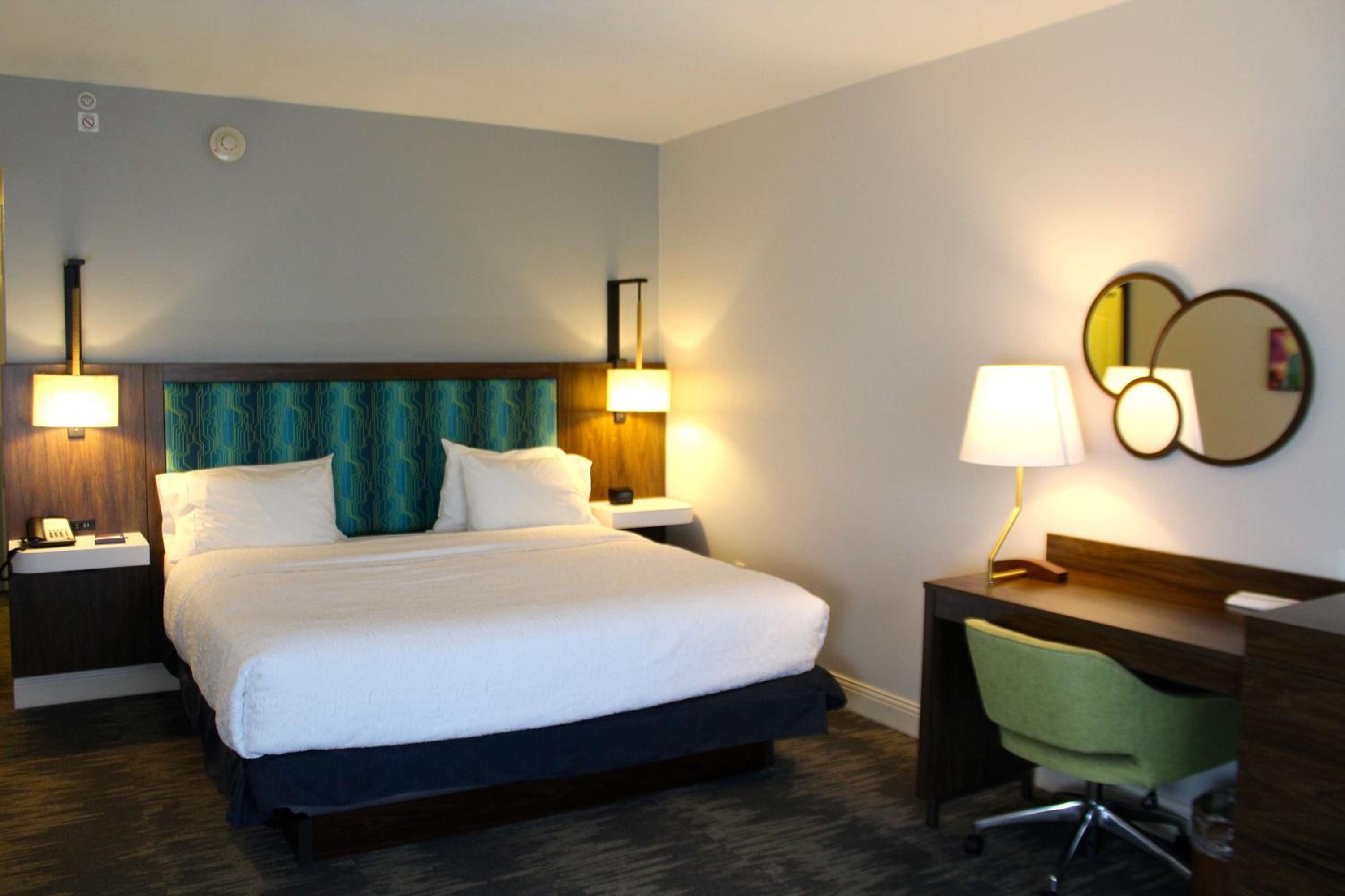 Premium King Room with Sofa Bed - Non-Smoking - Photo 5