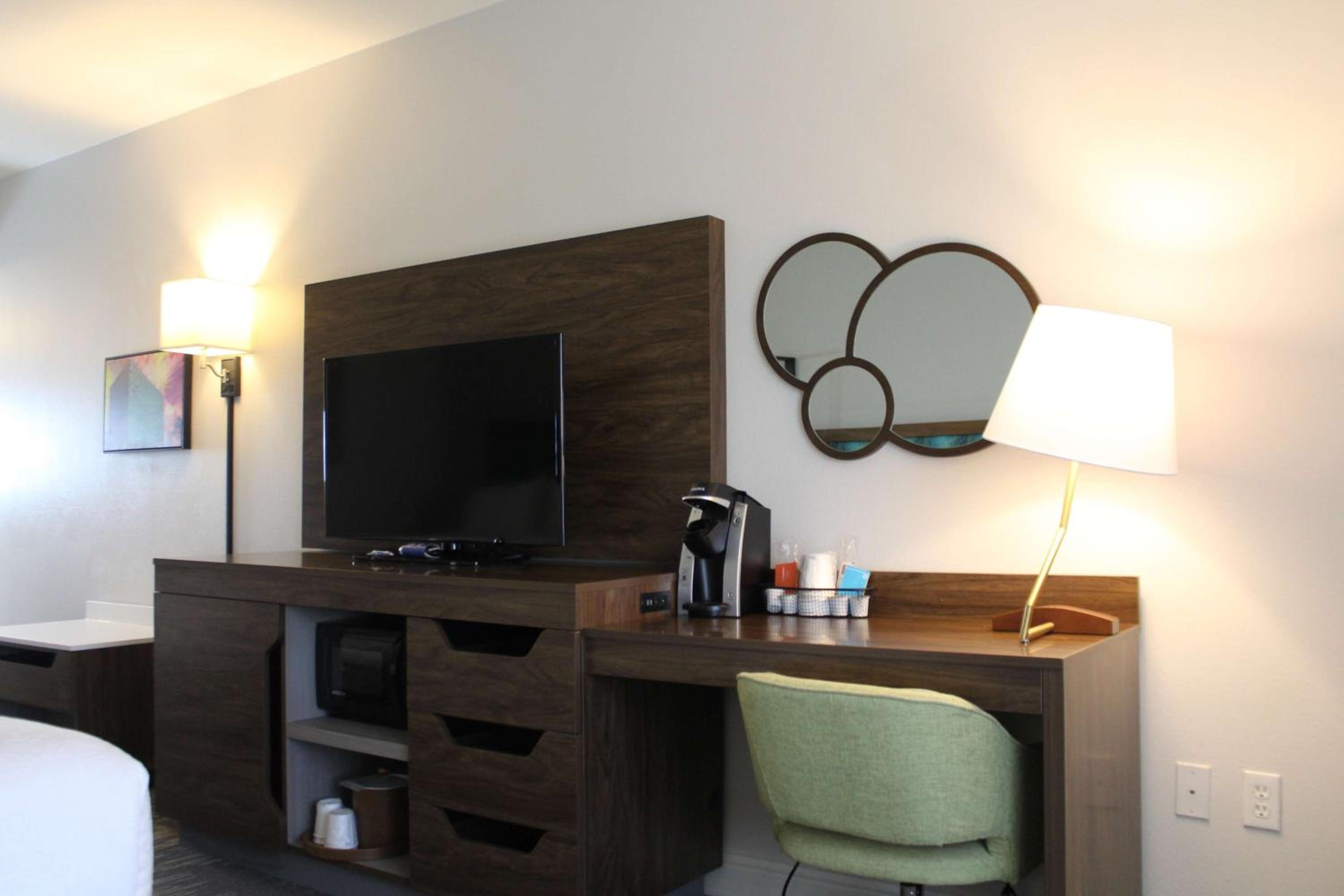 Premium Queen Studio with Two Queen Beds - Non-Smoking - Photo 3
