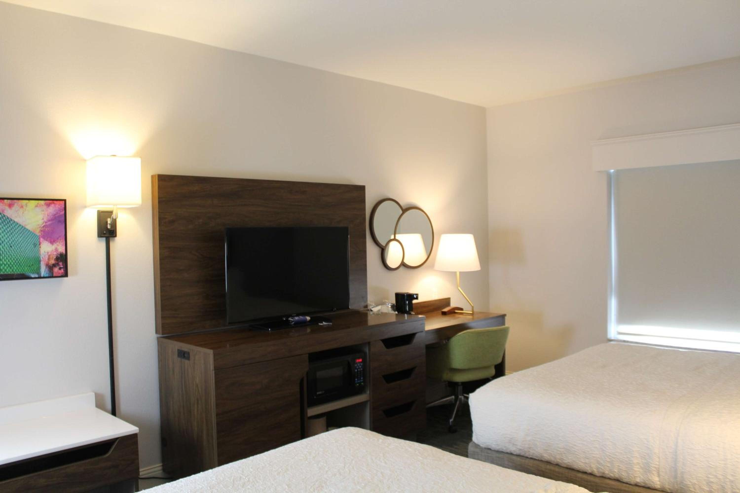 Room with Two Queen Beds - Non-Smoking - Photo 9