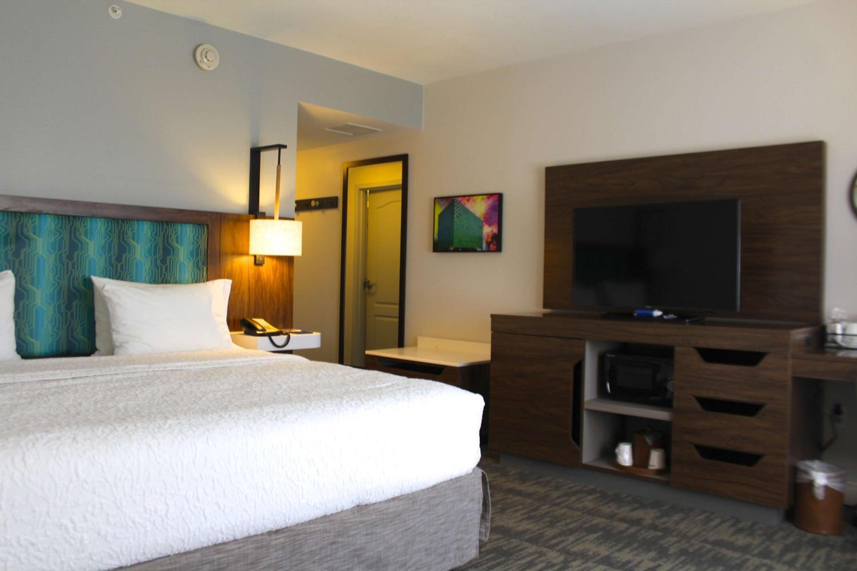 King Room with King Bed - Non-Smoking - Photo 1