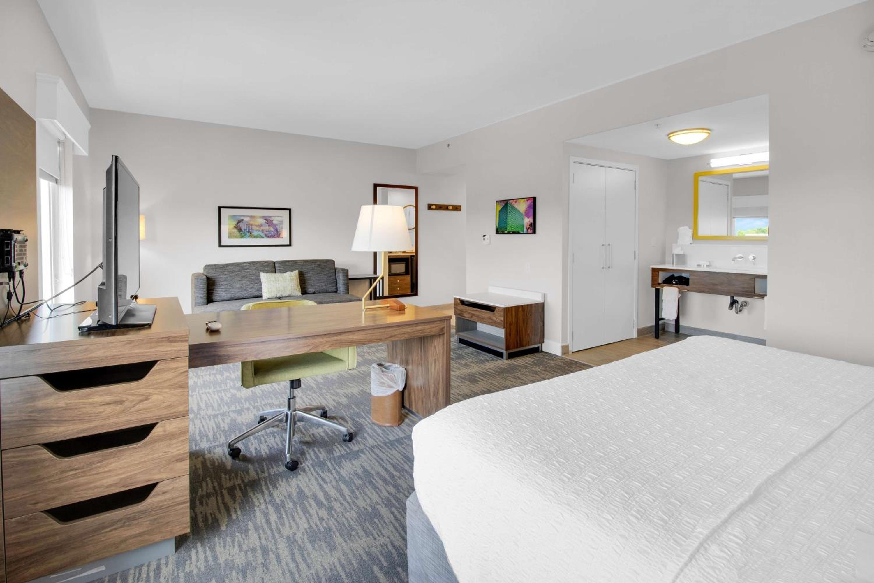 King Studio Suite with Sofa Bed - Non-Smoking - Photo 8
